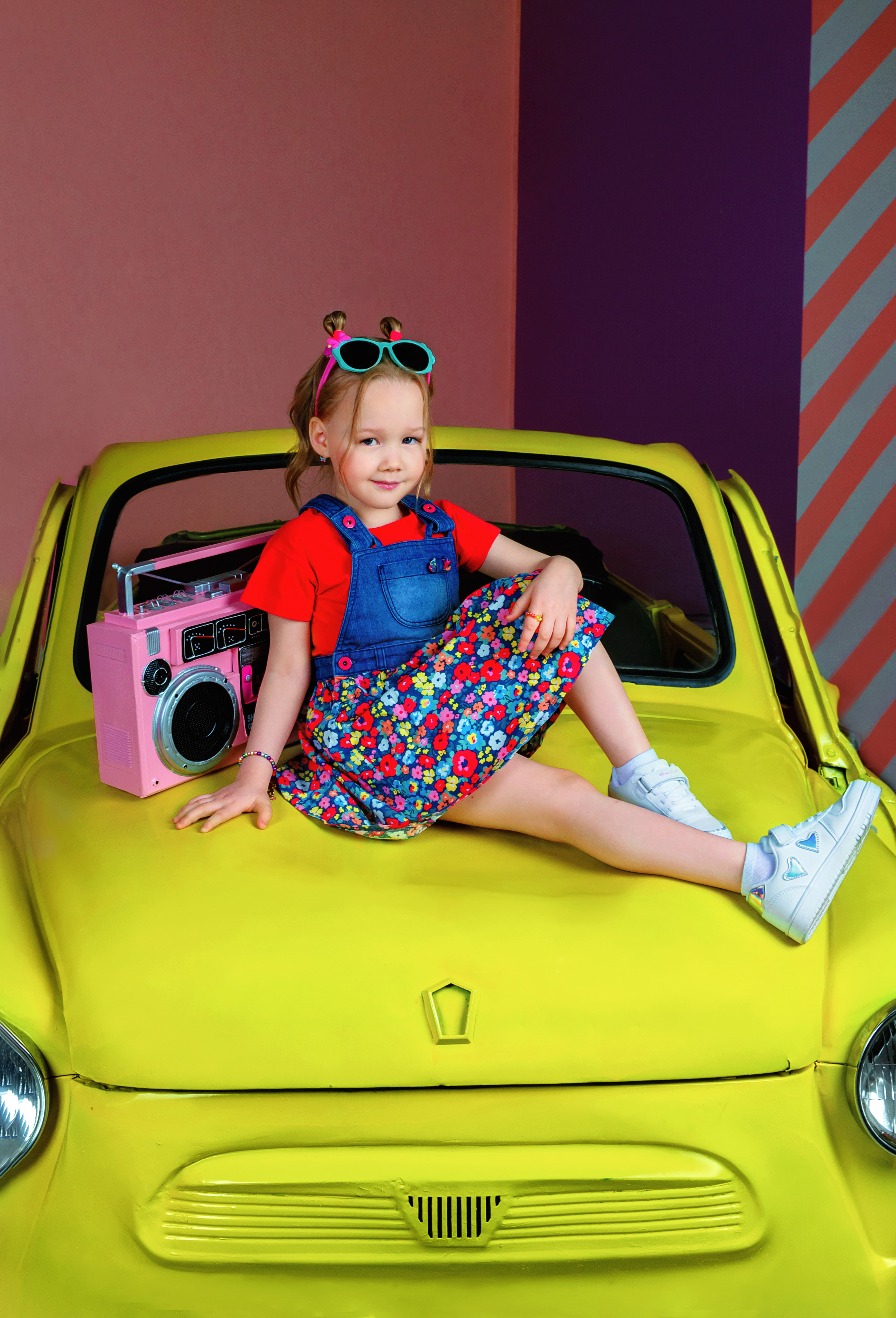 Дети с машинами в студии. Фотографы для фотосессий в Новосибирске