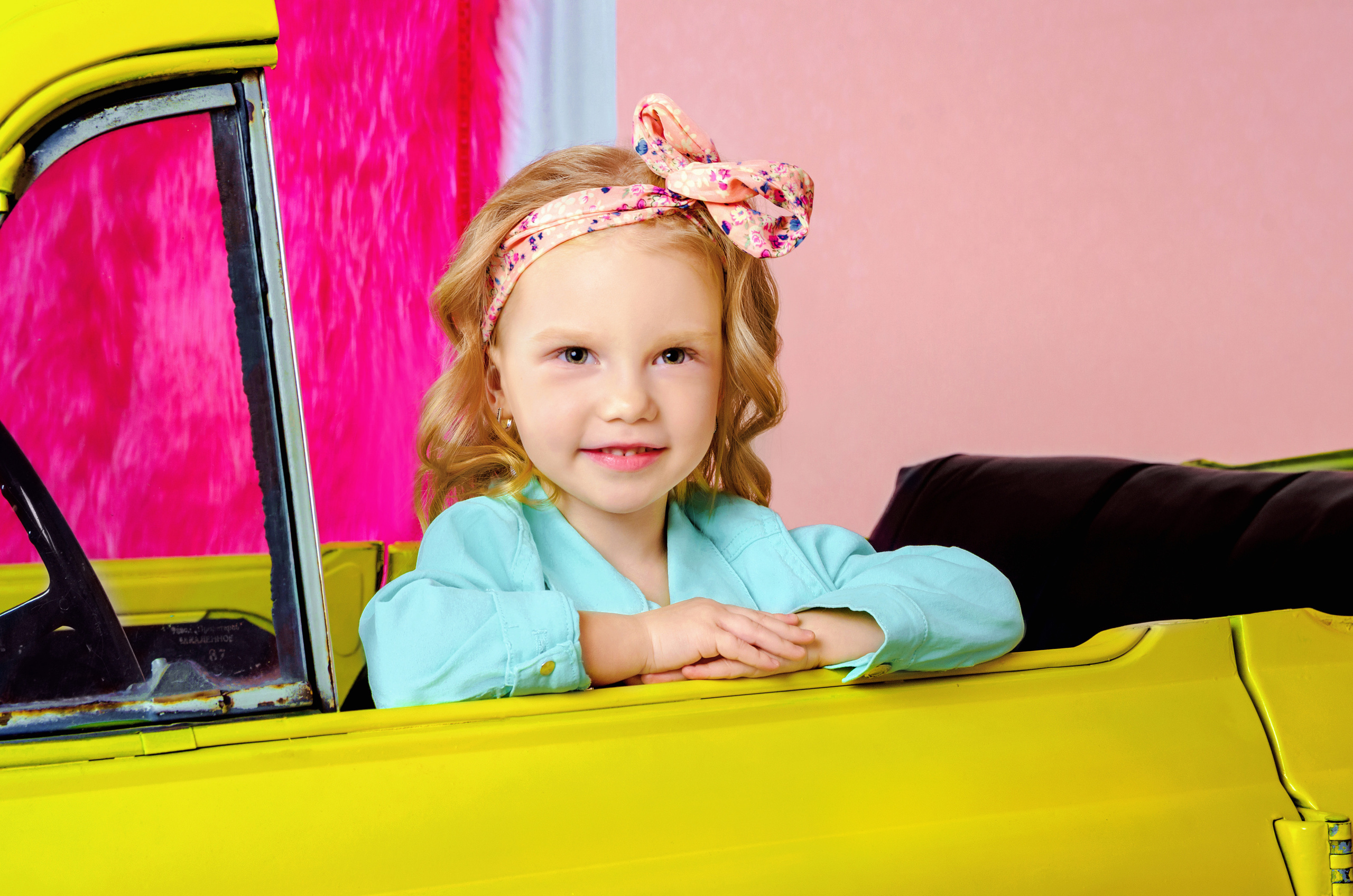 Дети с машинами в студии. Фотографы для фотосессий в Новосибирске