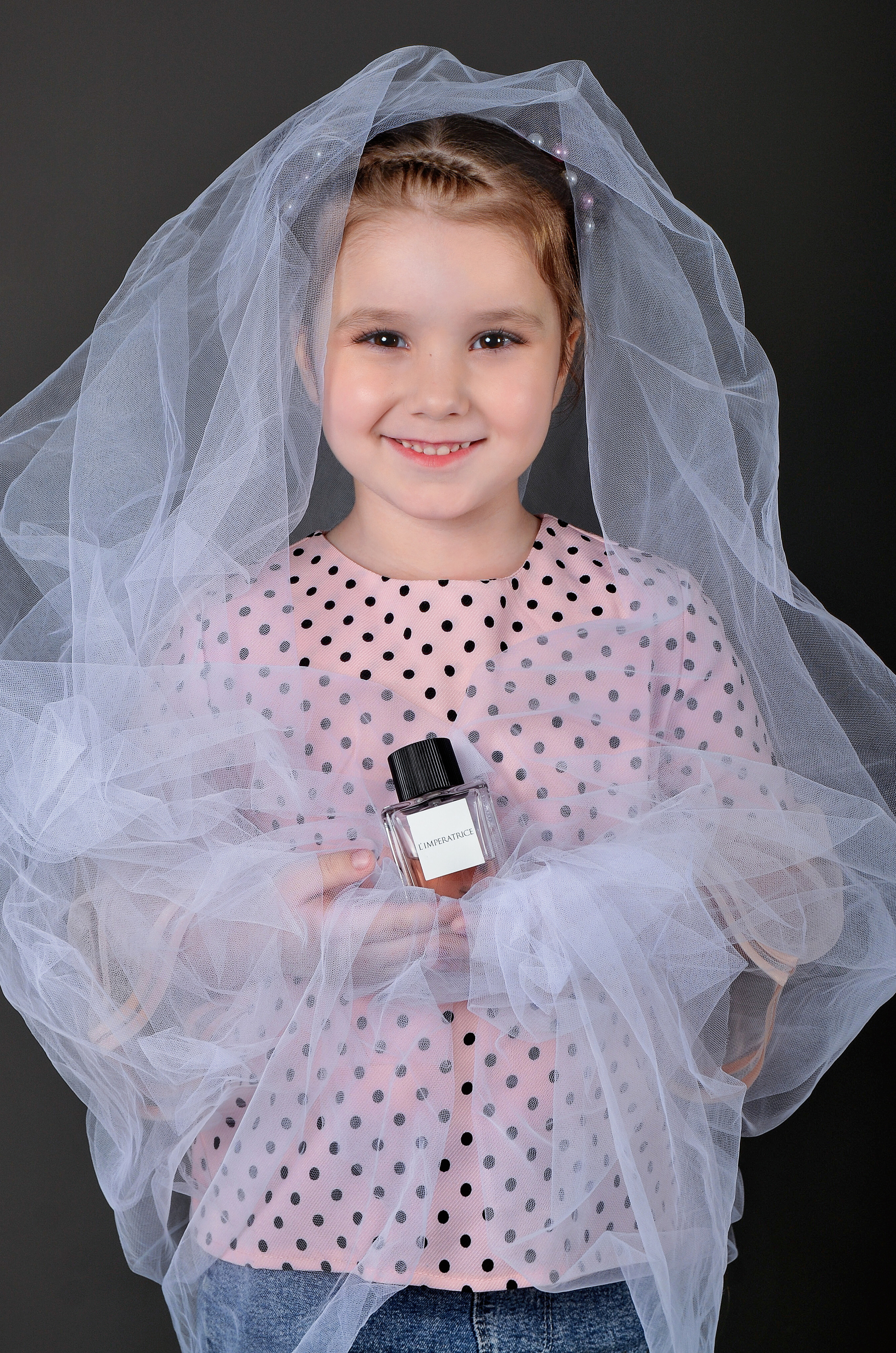 Фотосъёмка духов в руках детей. Фотографы для фотосессий в Новосибирске