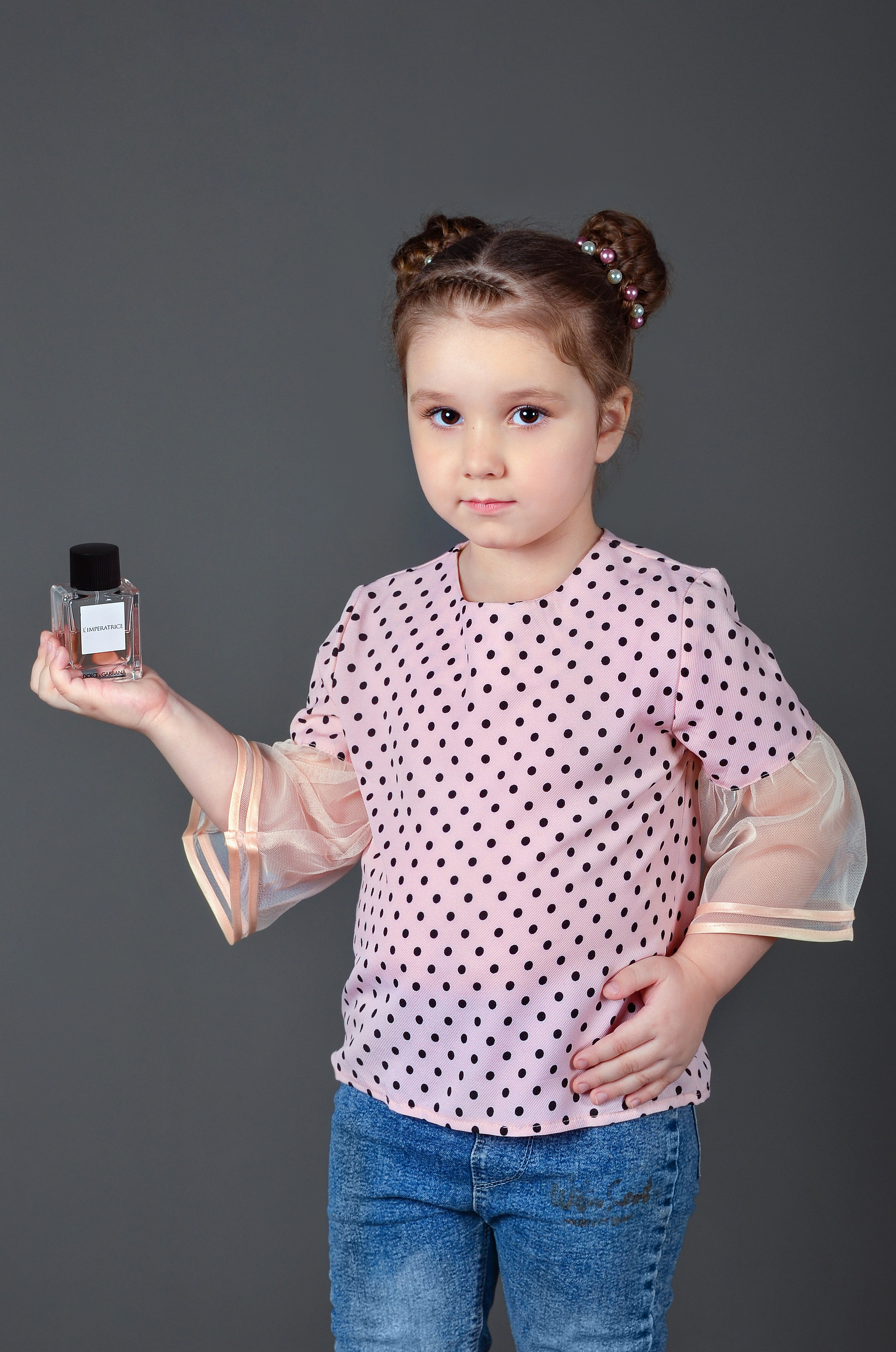 Фотосъёмка духов в руках детей. Фотографы для фотосессий в Новосибирске