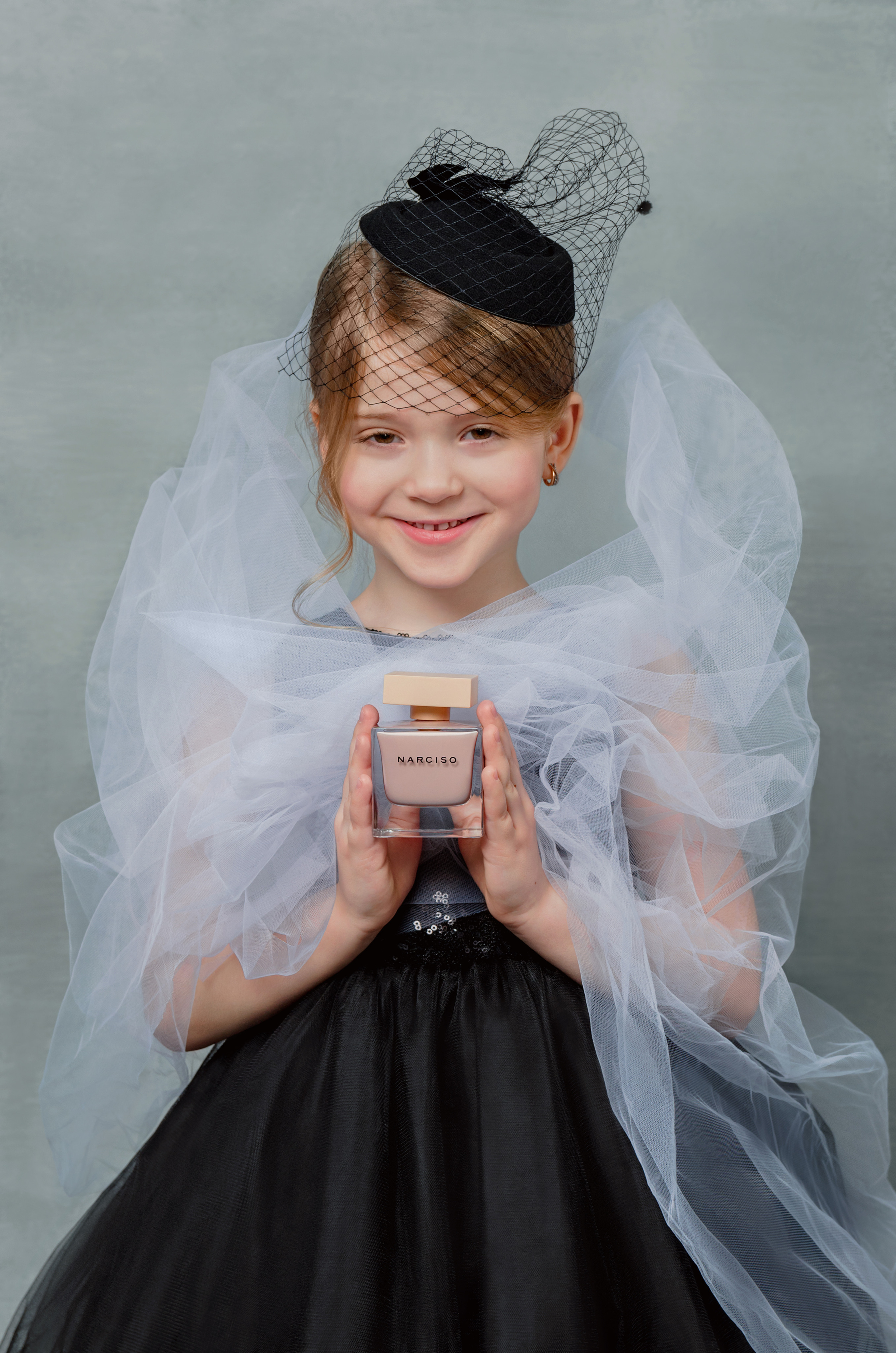 Фотосъёмка духов в руках детей. Фотографы для фотосессий в Новосибирске