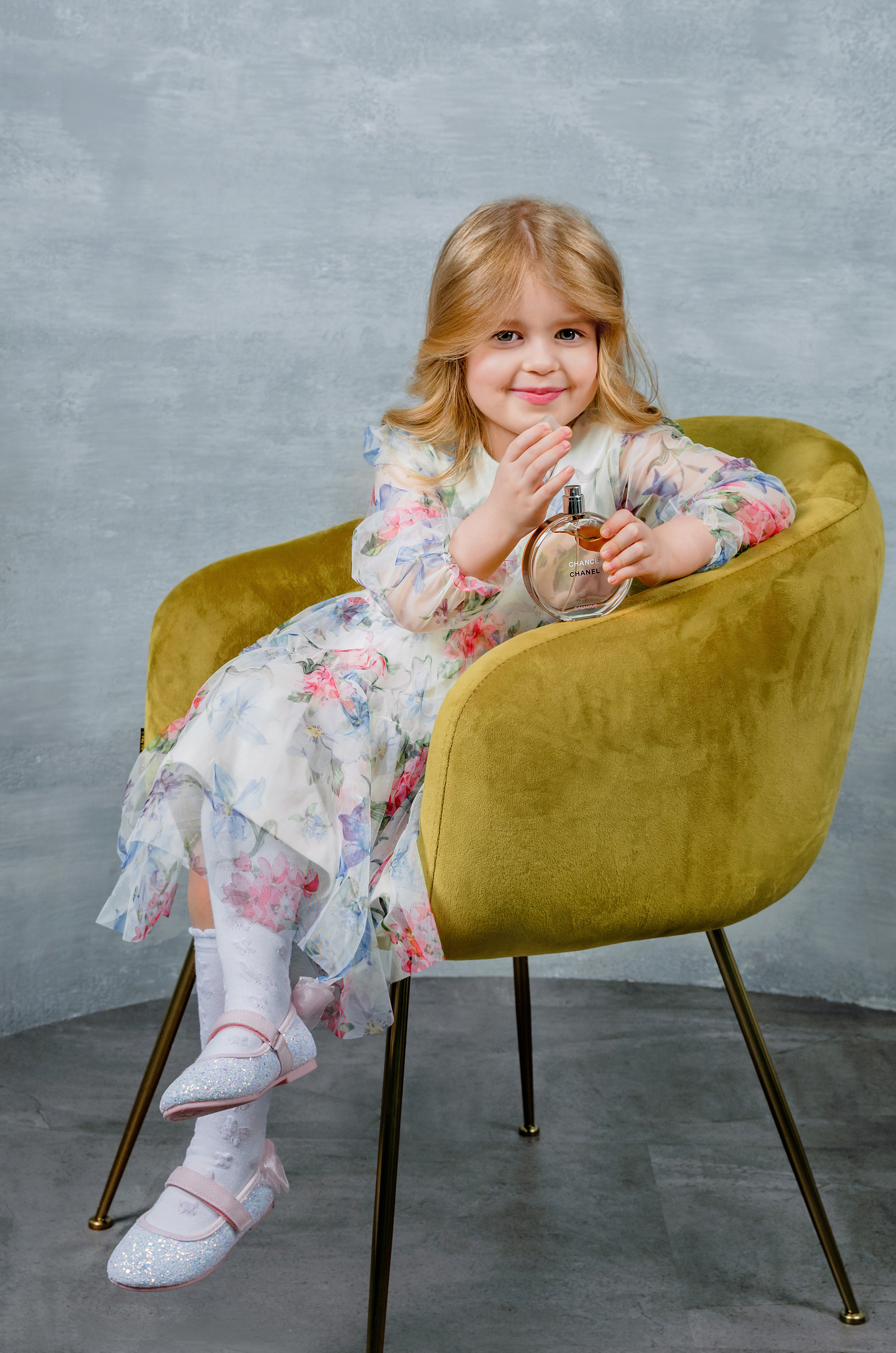 Фотосъёмка духов в руках детей. Фотографы для фотосессий в Новосибирске