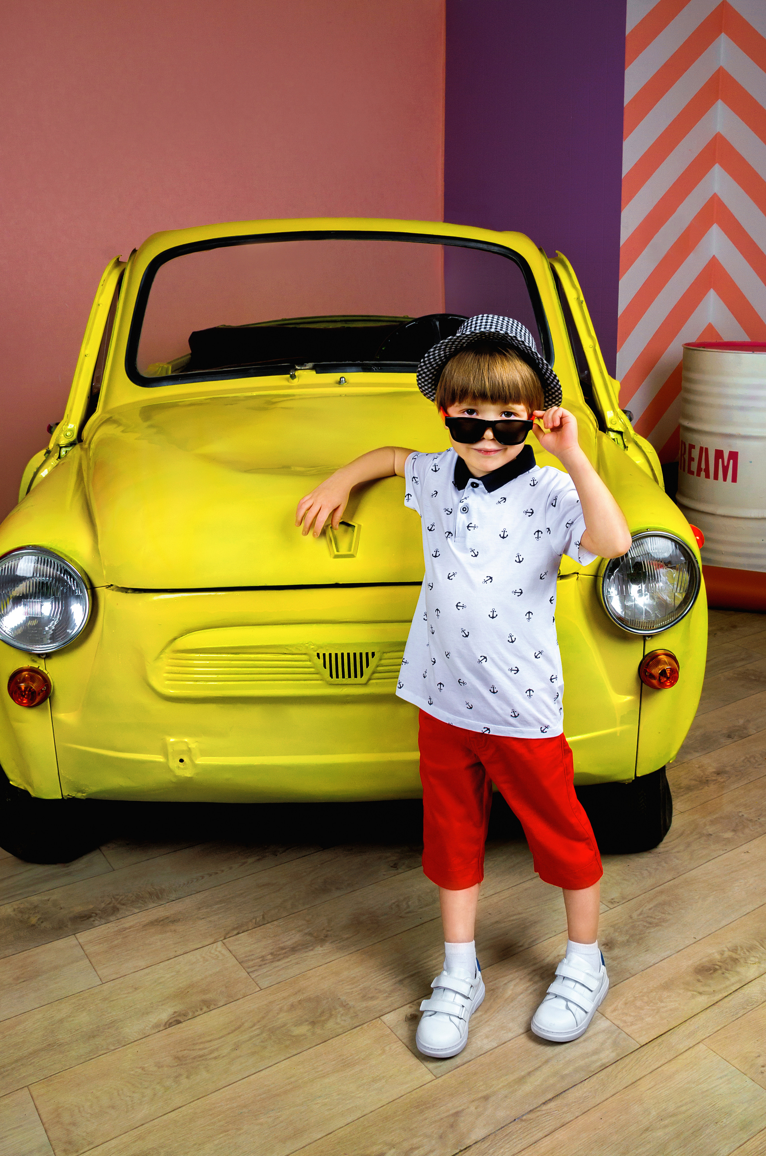 Дети с машинами в студии. Фотографы для фотосессий в Новосибирске