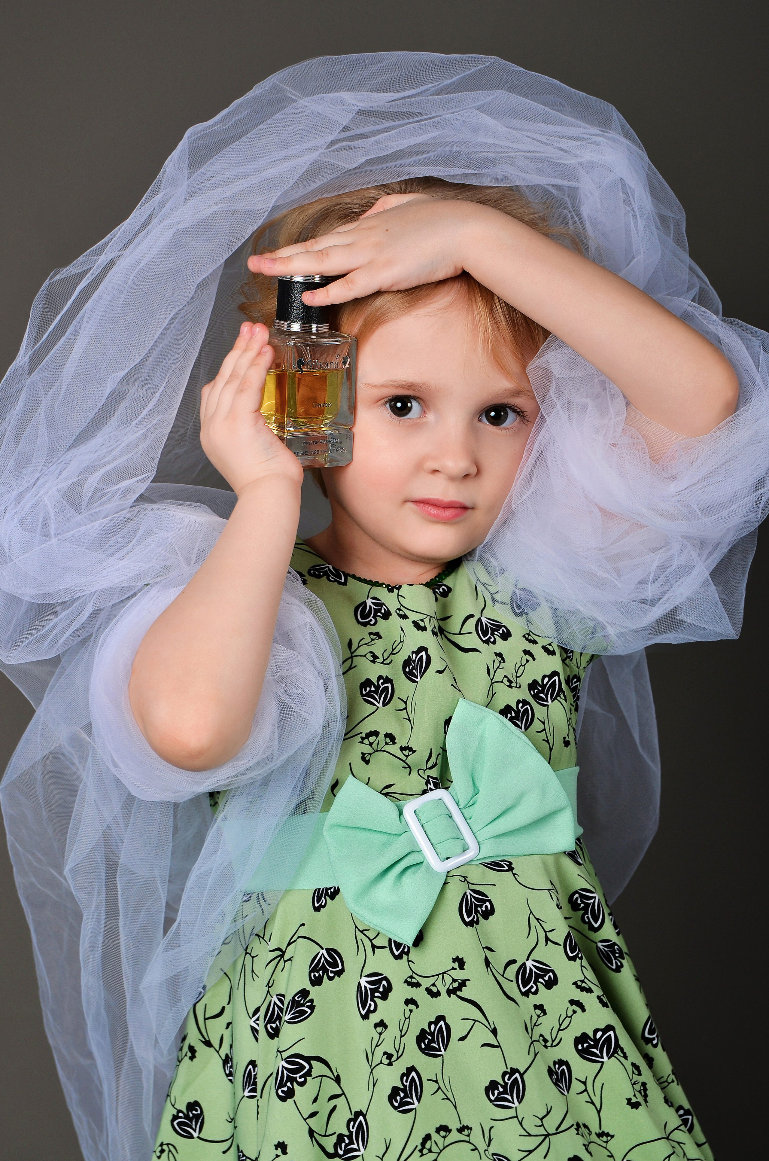 Фотосъёмка духов в руках детей. Фотографы для фотосессий в Новосибирске