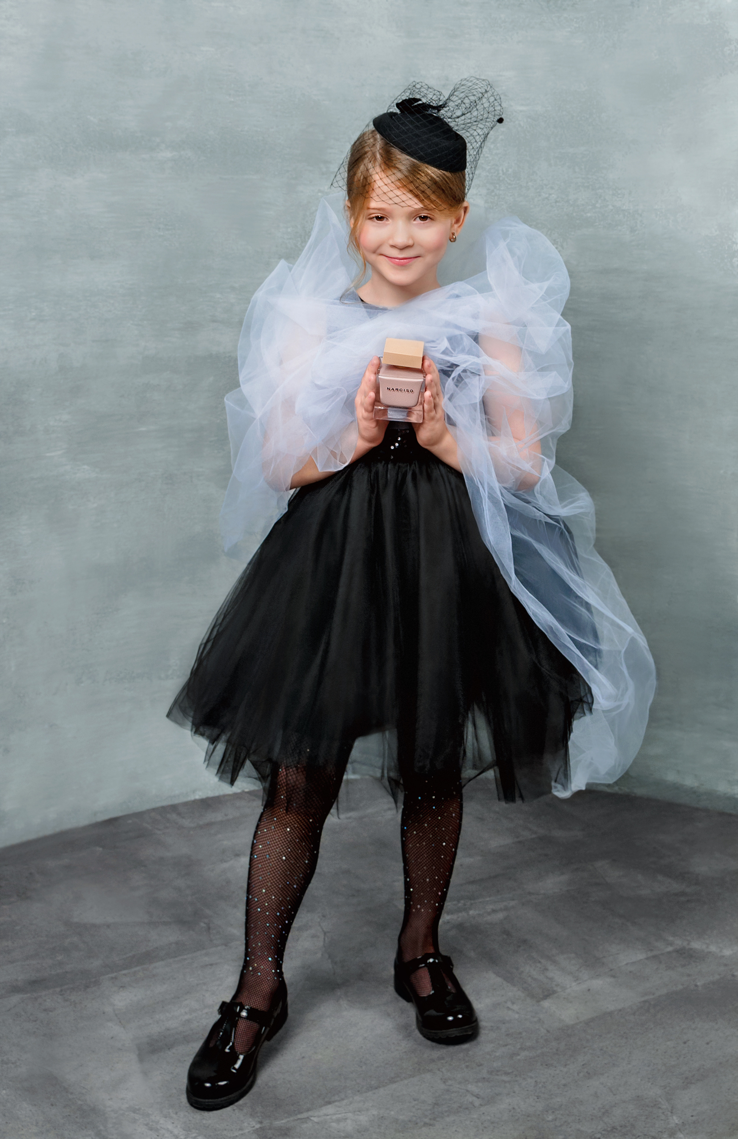 Фотосъёмка духов в руках детей. Фотографы для фотосессий в Новосибирске