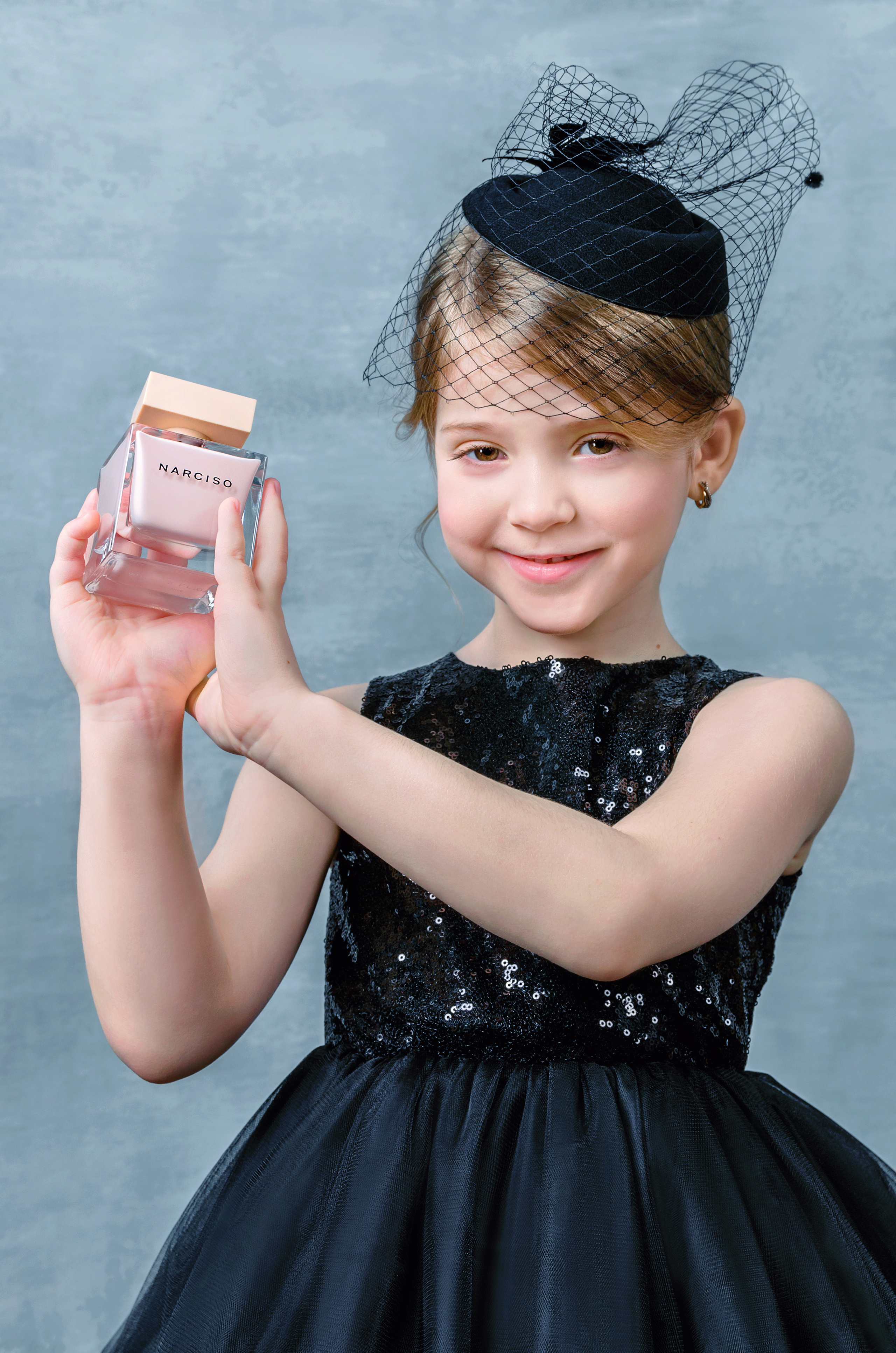 Фотосъёмка духов в руках детей. Фотографы для фотосессий в Новосибирске