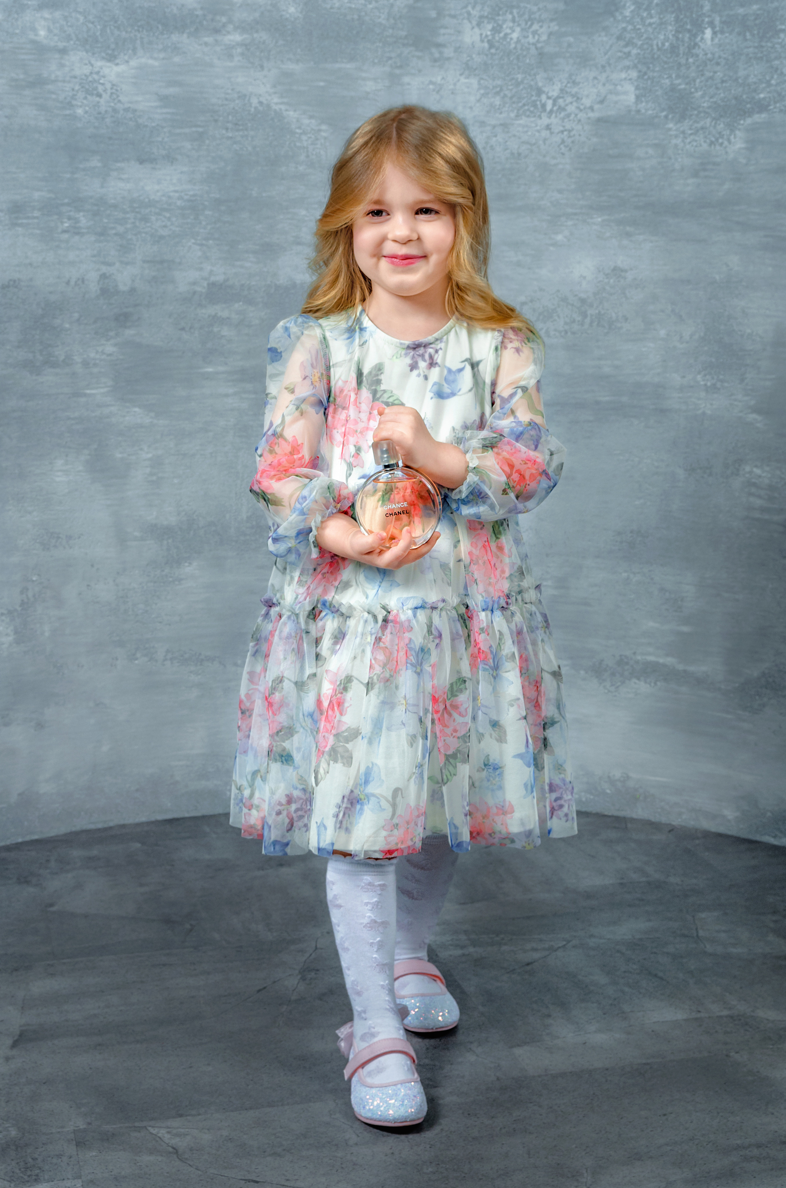 Фотосъёмка духов в руках детей. Фотографы для фотосессий в Новосибирске