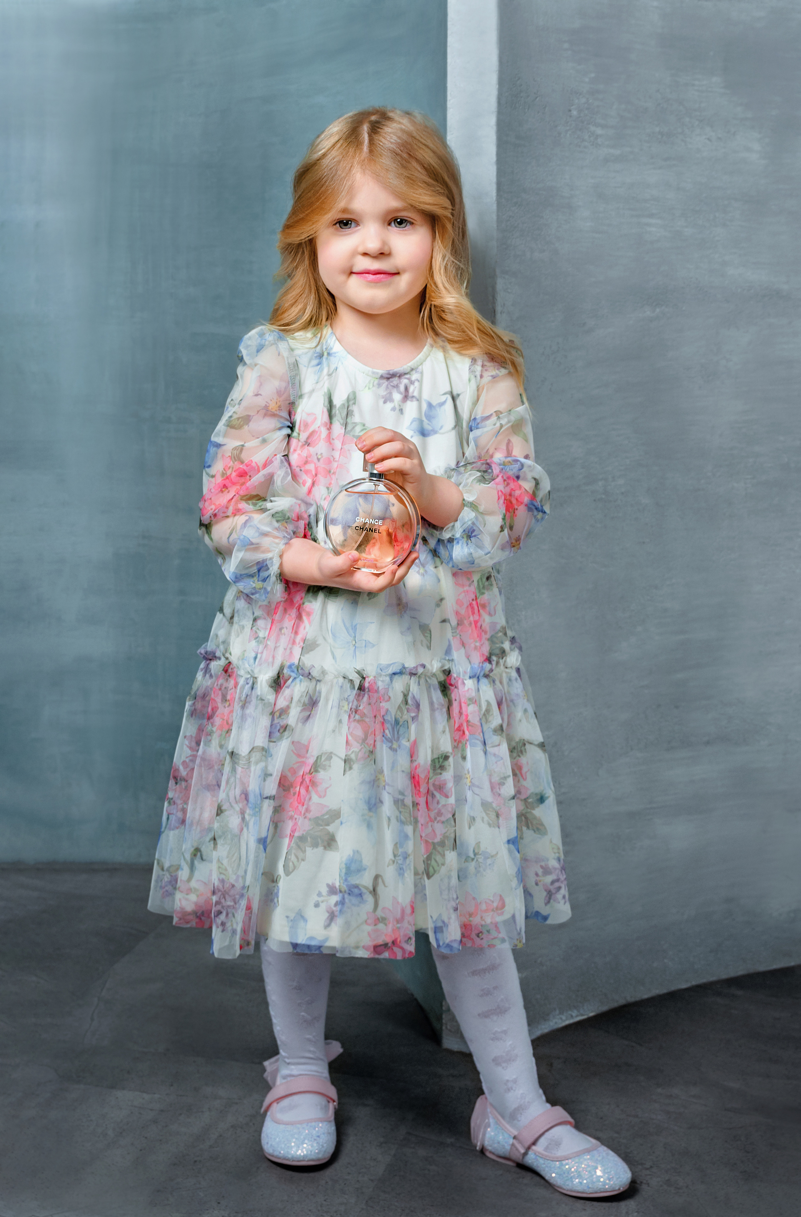 Фотосъёмка духов в руках детей. Фотографы для фотосессий в Новосибирске