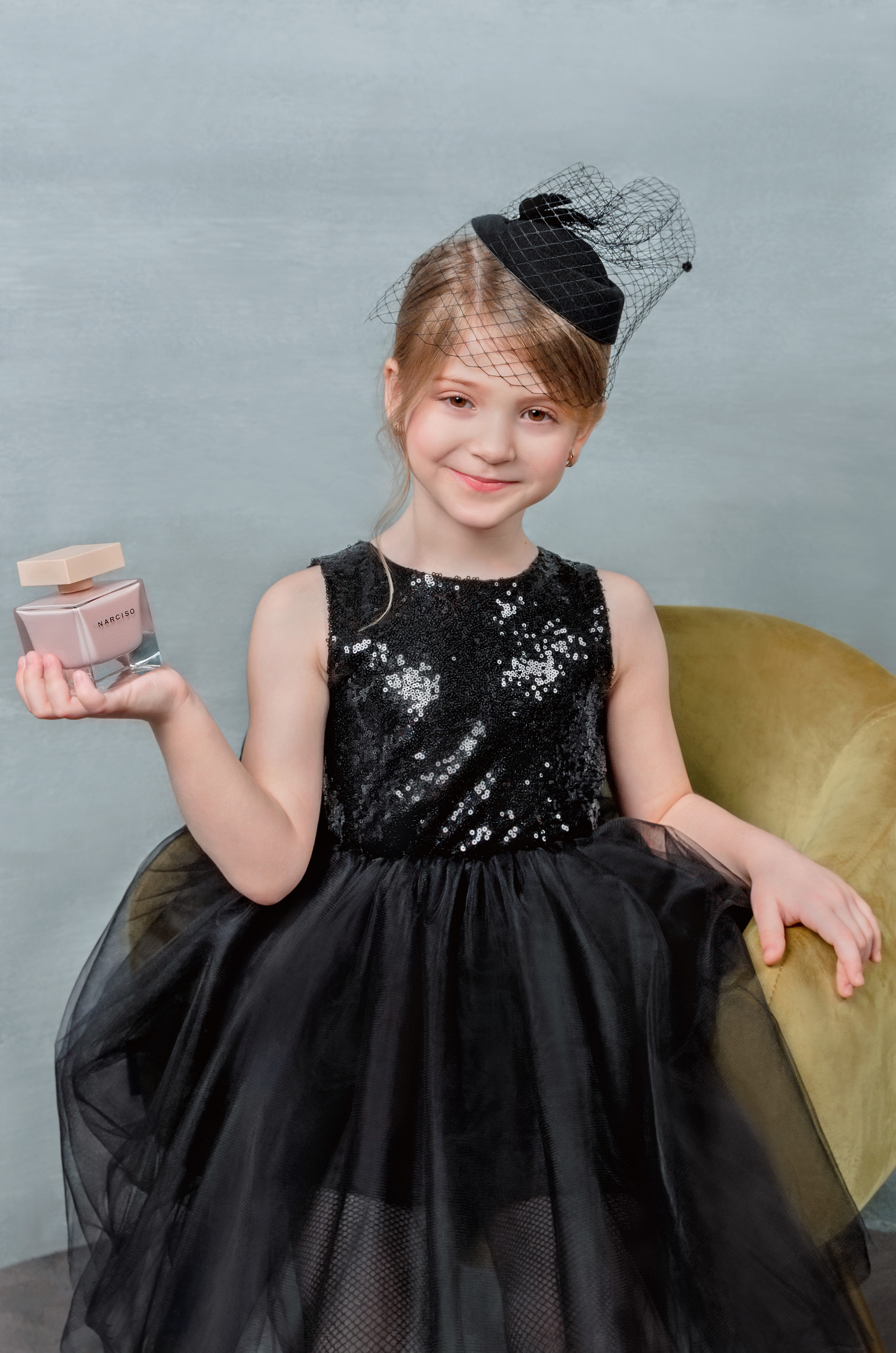 Фотосъёмка духов в руках детей. Фотографы для фотосессий в Новосибирске