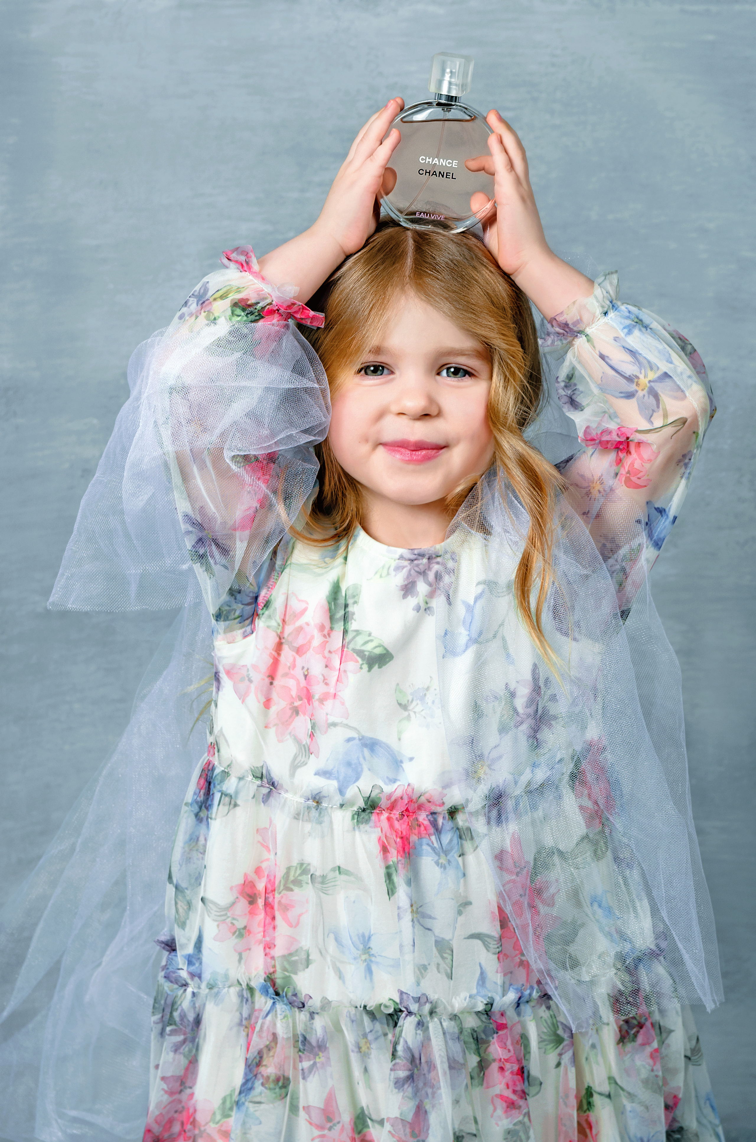 Фотосъёмка духов в руках детей. Фотографы для фотосессий в Новосибирске