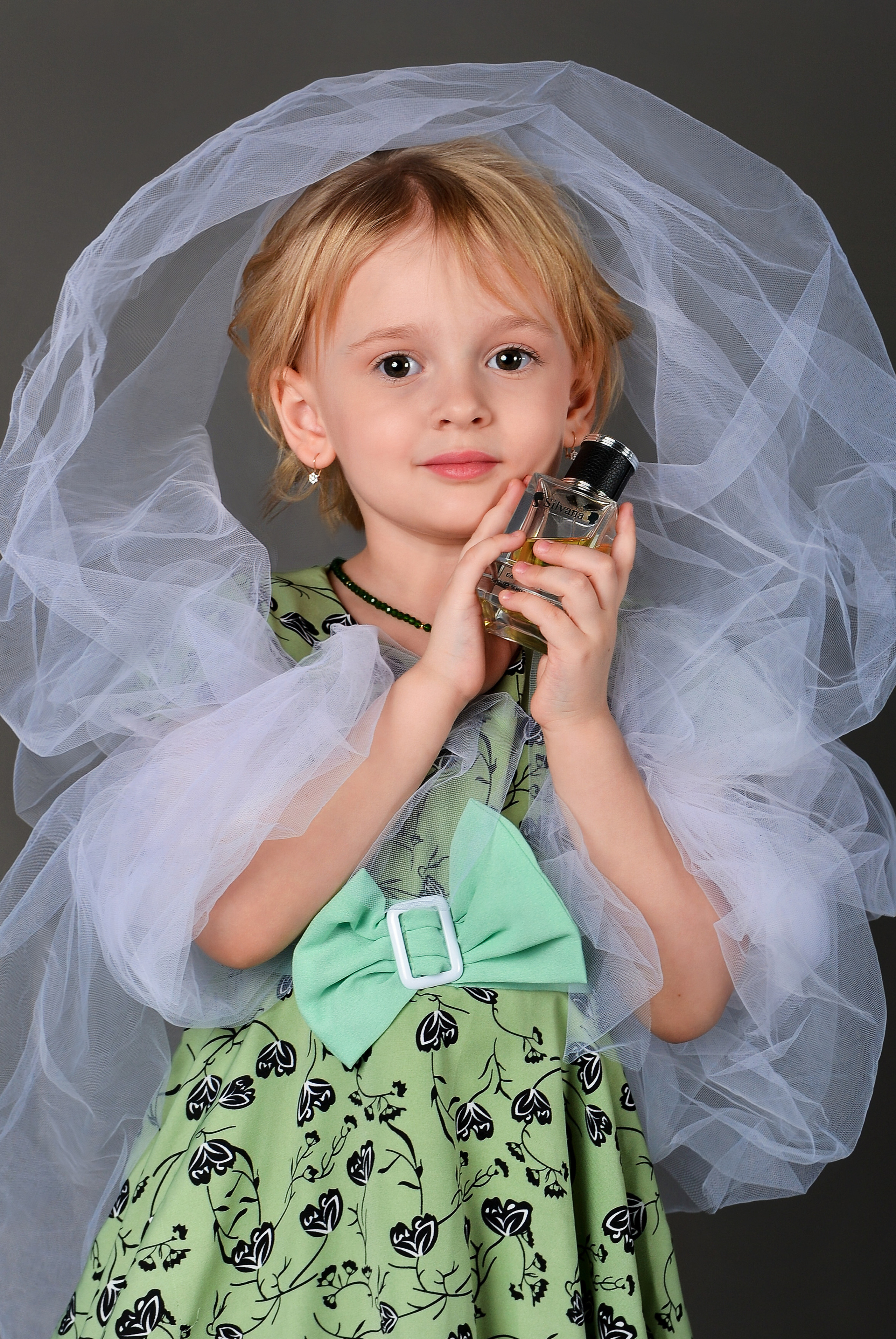 Фотосъёмка духов в руках детей. Фотографы для фотосессий в Новосибирске