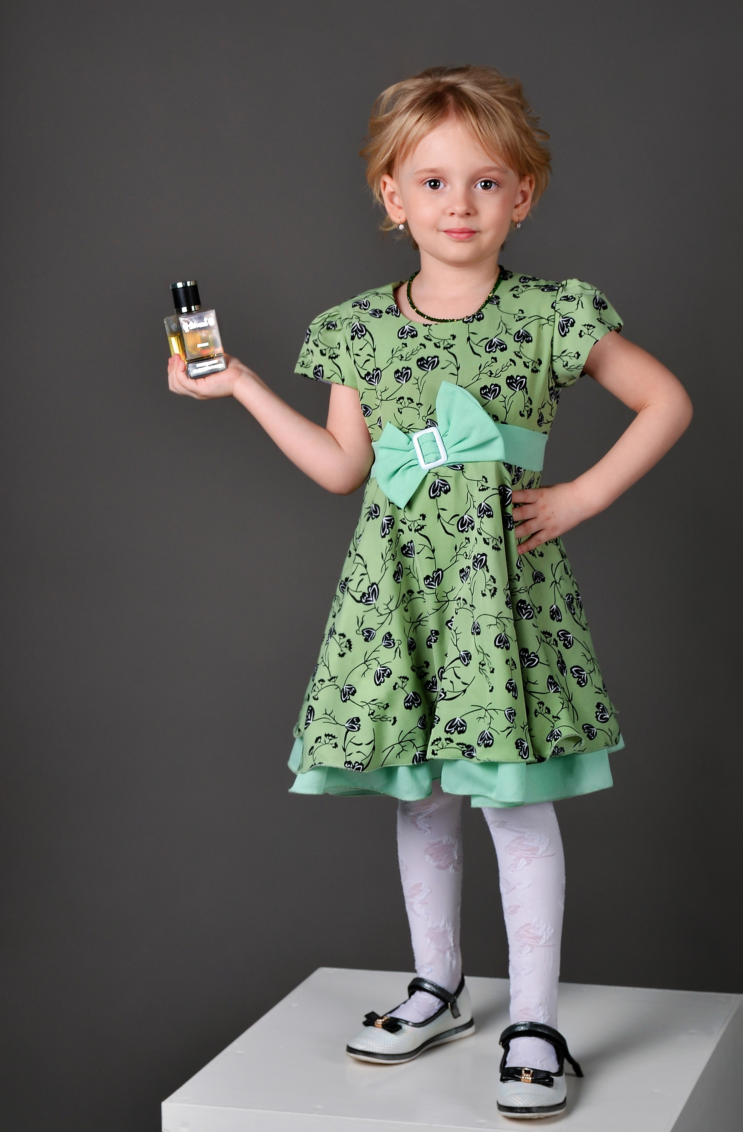 Фотосъёмка духов в руках детей. Фотографы для фотосессий в Новосибирске