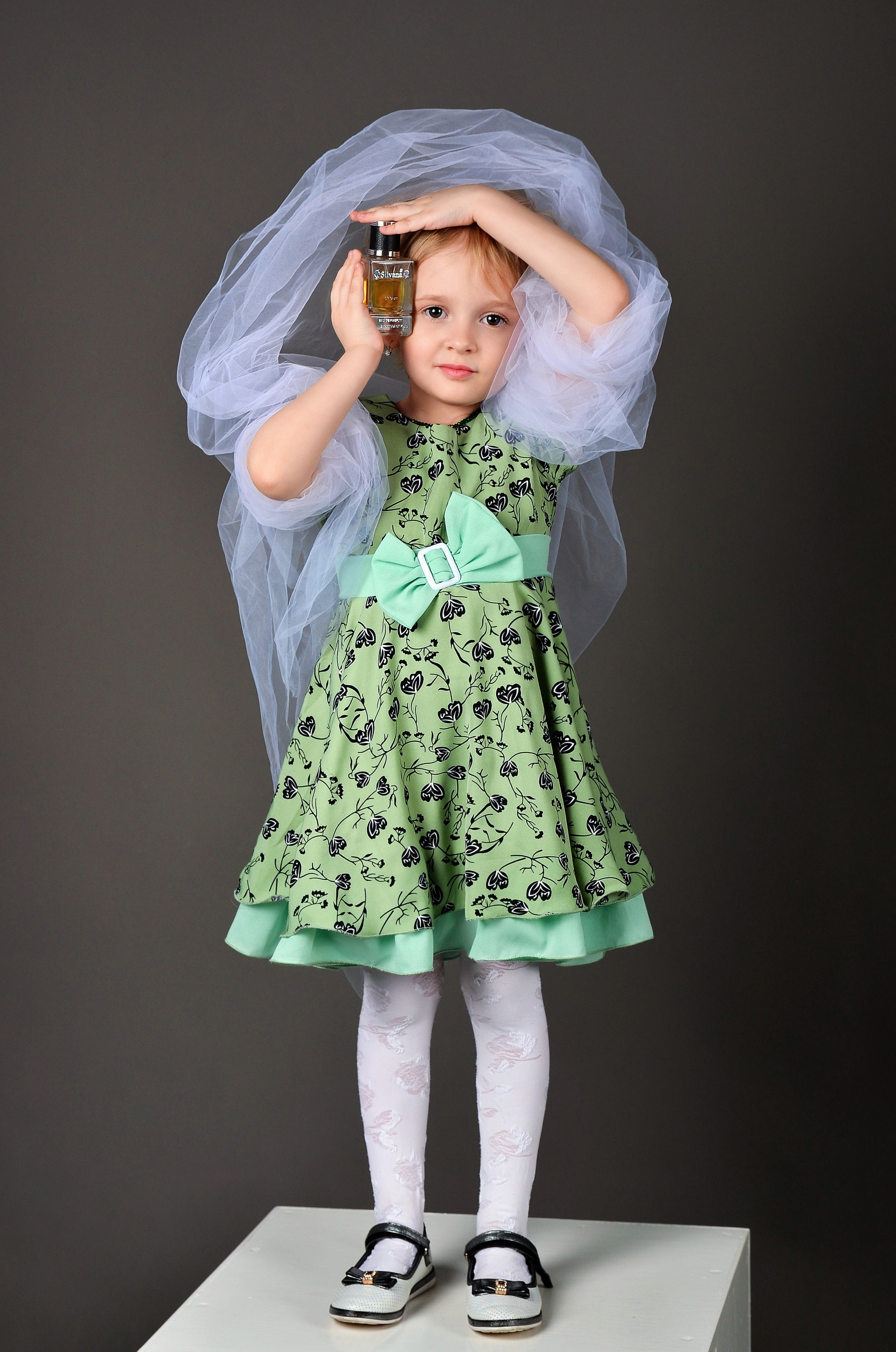 Фотосъёмка духов в руках детей. Фотографы для фотосессий в Новосибирске