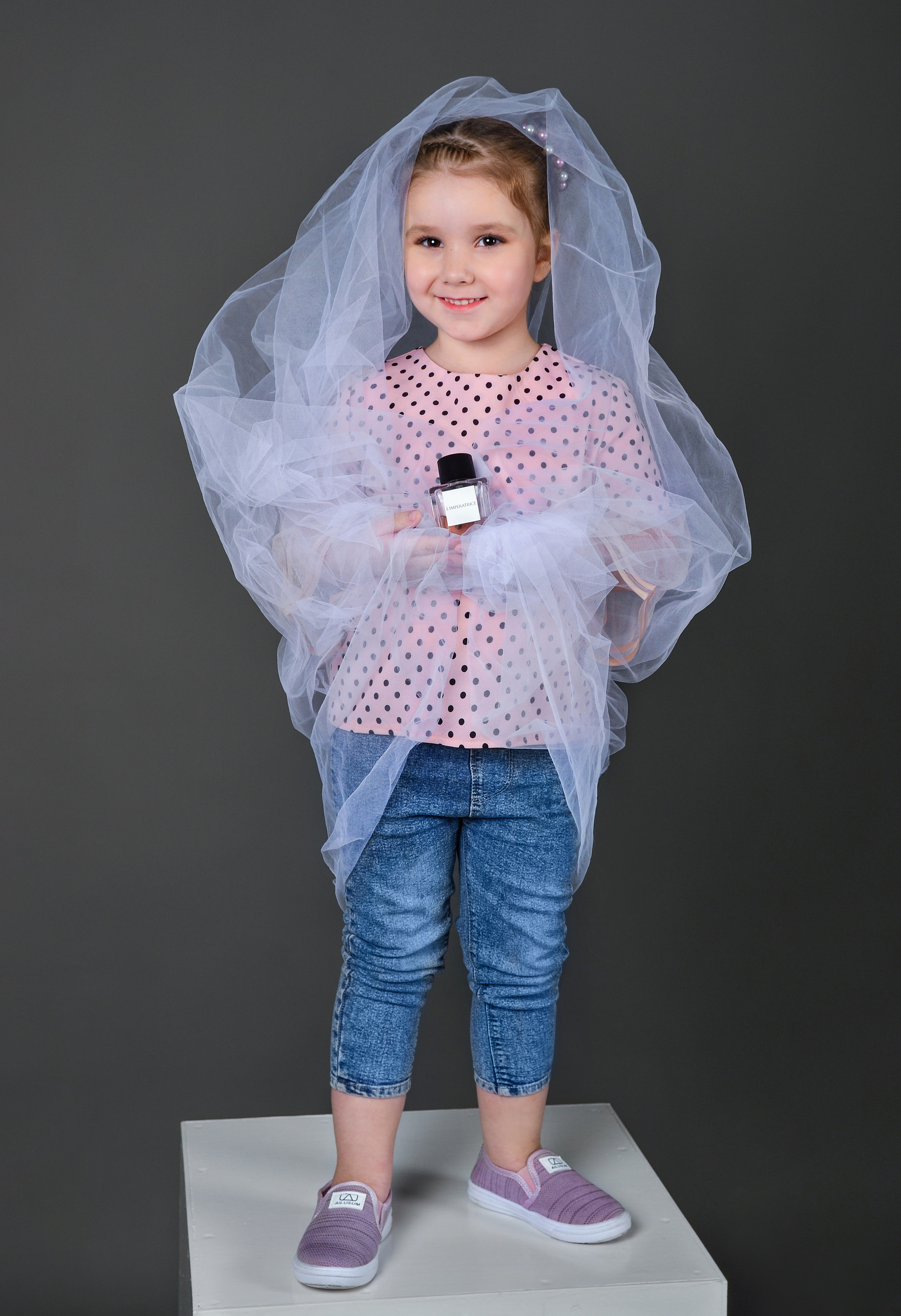 Фотосъёмка духов в руках детей. Фотографы для фотосессий в Новосибирске