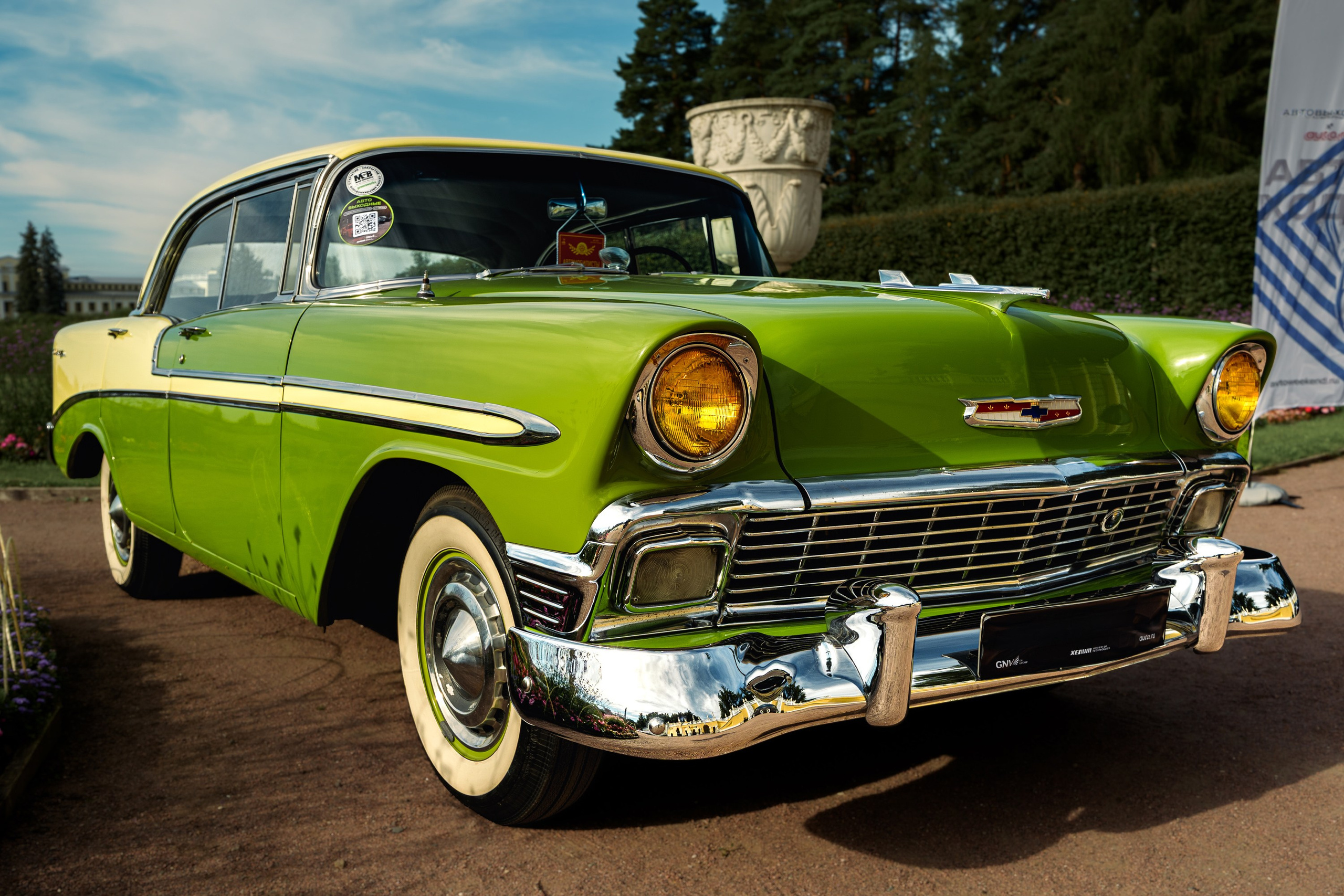 Фотосъёмка Chevrolet Bel Air: ретро-автомобиль с хромированными деталями и классическим кузовом.
