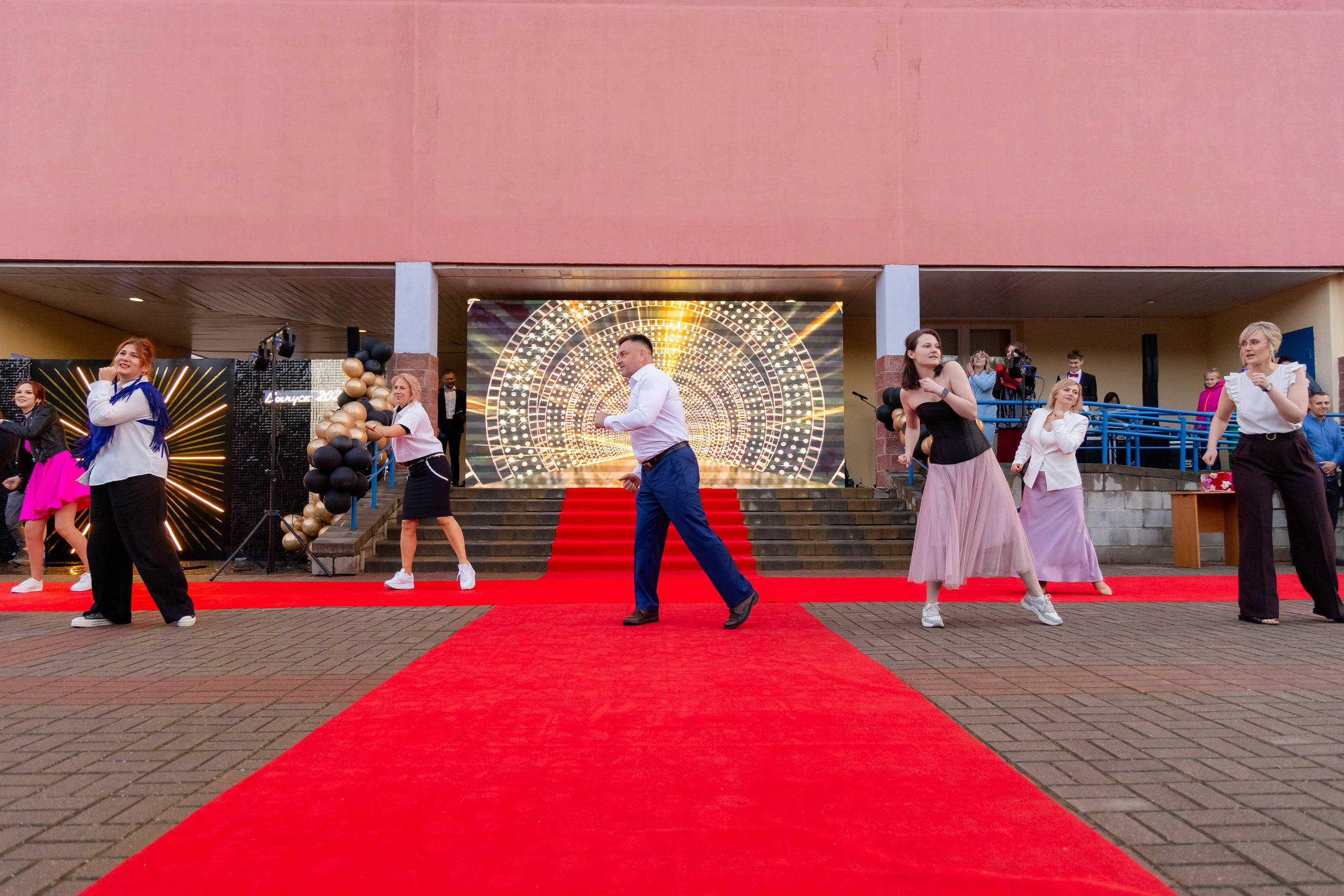 Школьный выпускной 2025 год в Минске, Беларуси. Свадебный фотограф в Минске/Беларуси Сергей Спиридонов