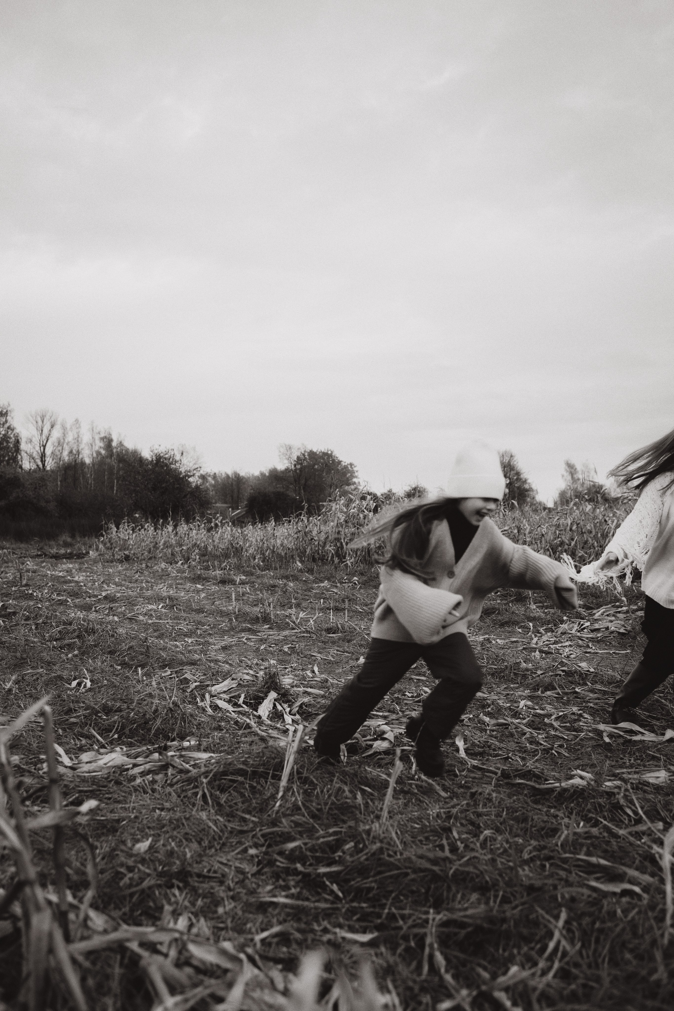 Оля, Ксюша и кукуруза. Фотограф Елена Рябцева