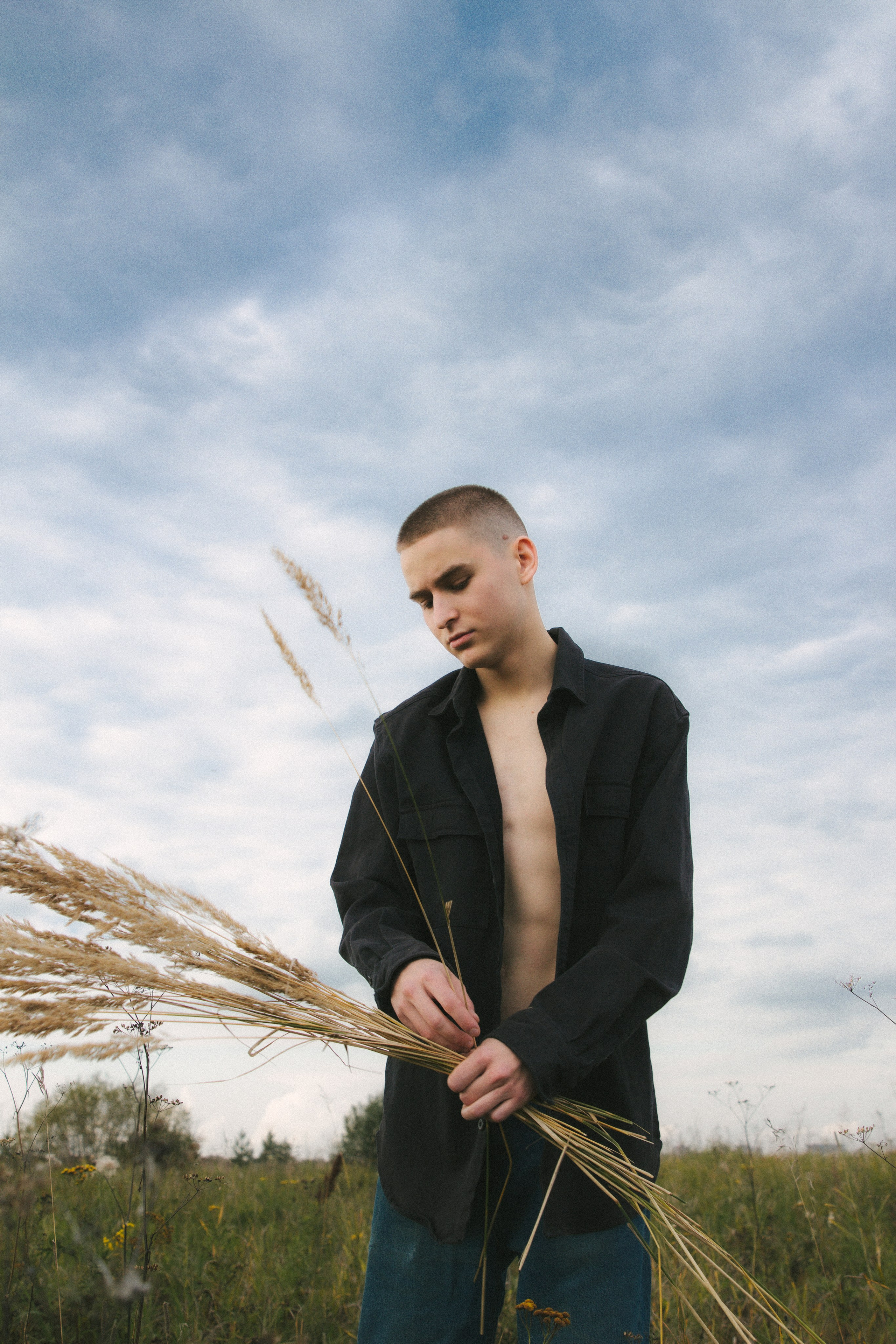 Никита в поле. Фотограф Настя Булочка Екатеринубрг