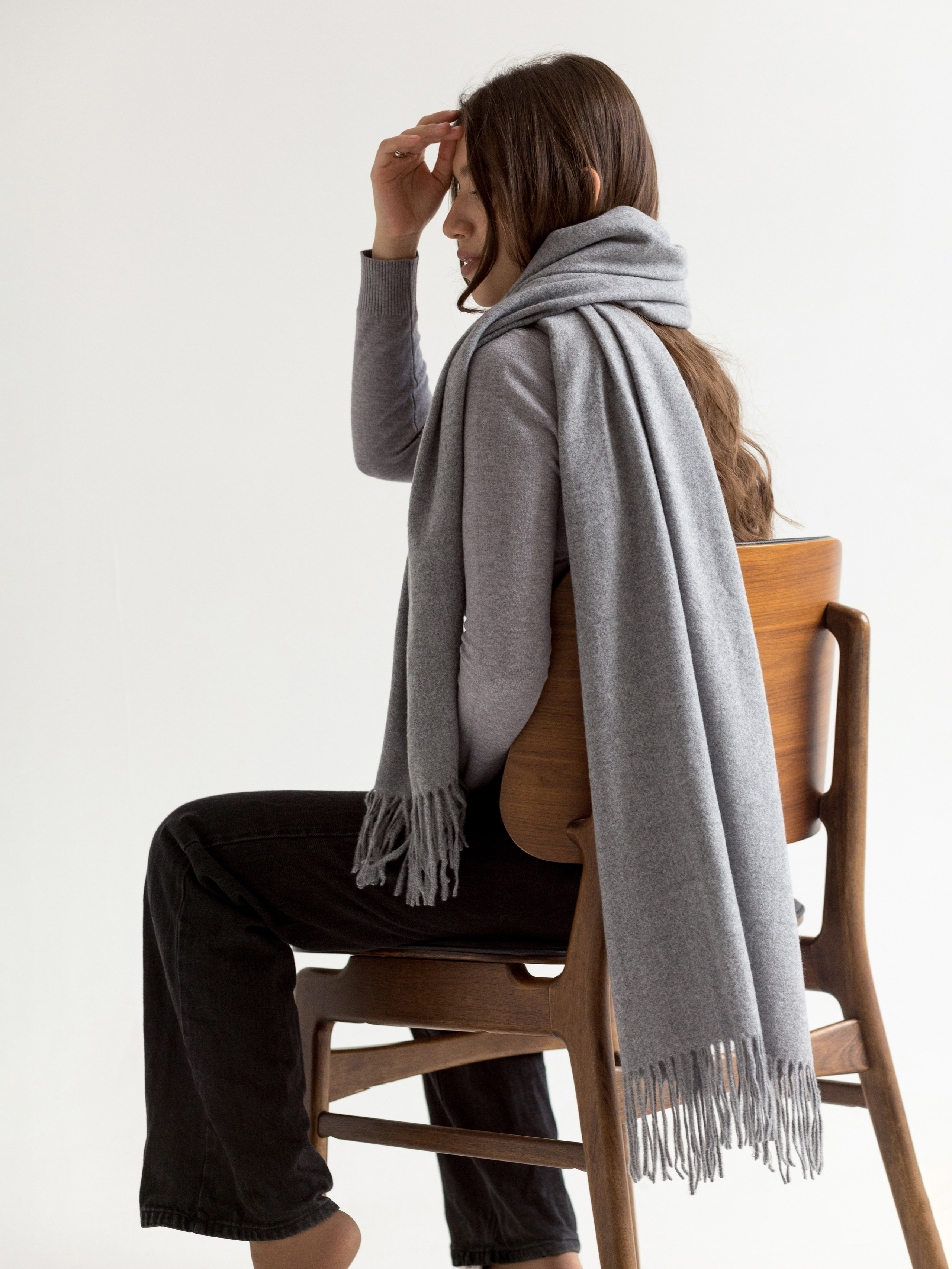 Модельная на циклораме (белый/серый фон). Съёмки для брендов и маркетплейсов