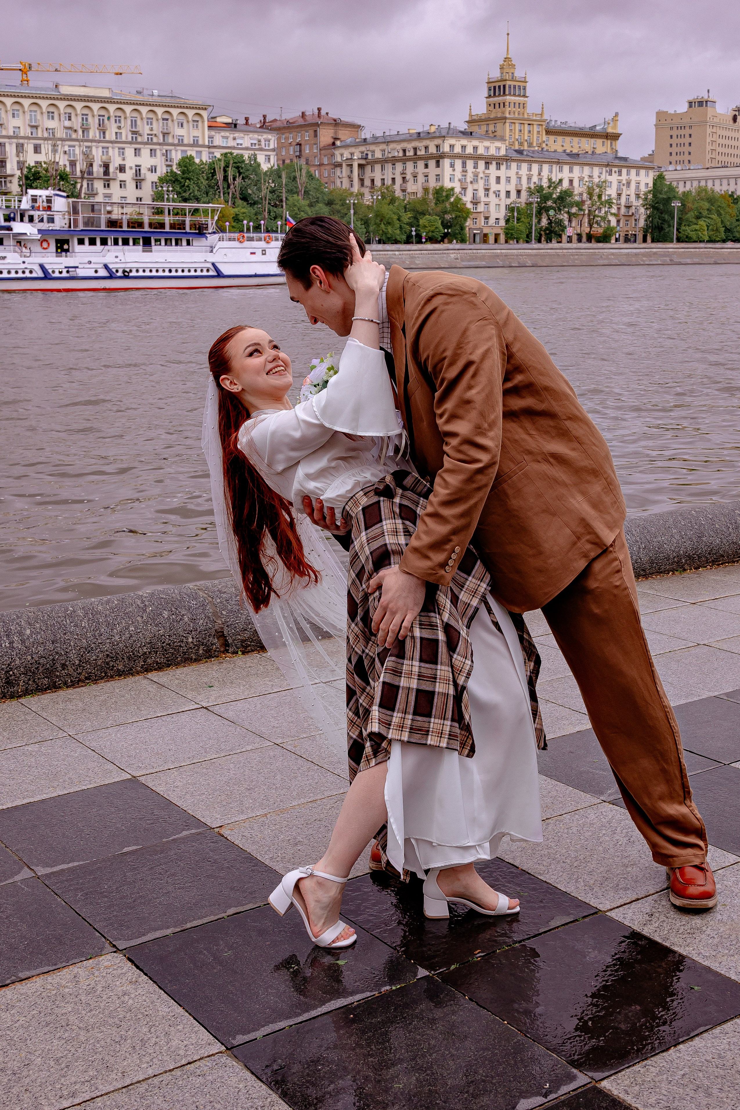 Свадьба под дождем «Марина-Марк». Свадебный/Портретный фотограф снимаю в Москве