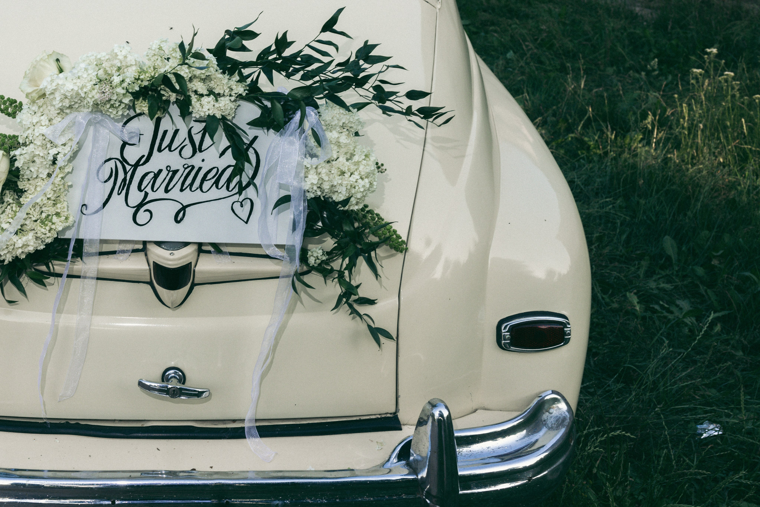 Очень стильная свадебная фотосессия с обработкой под пленку