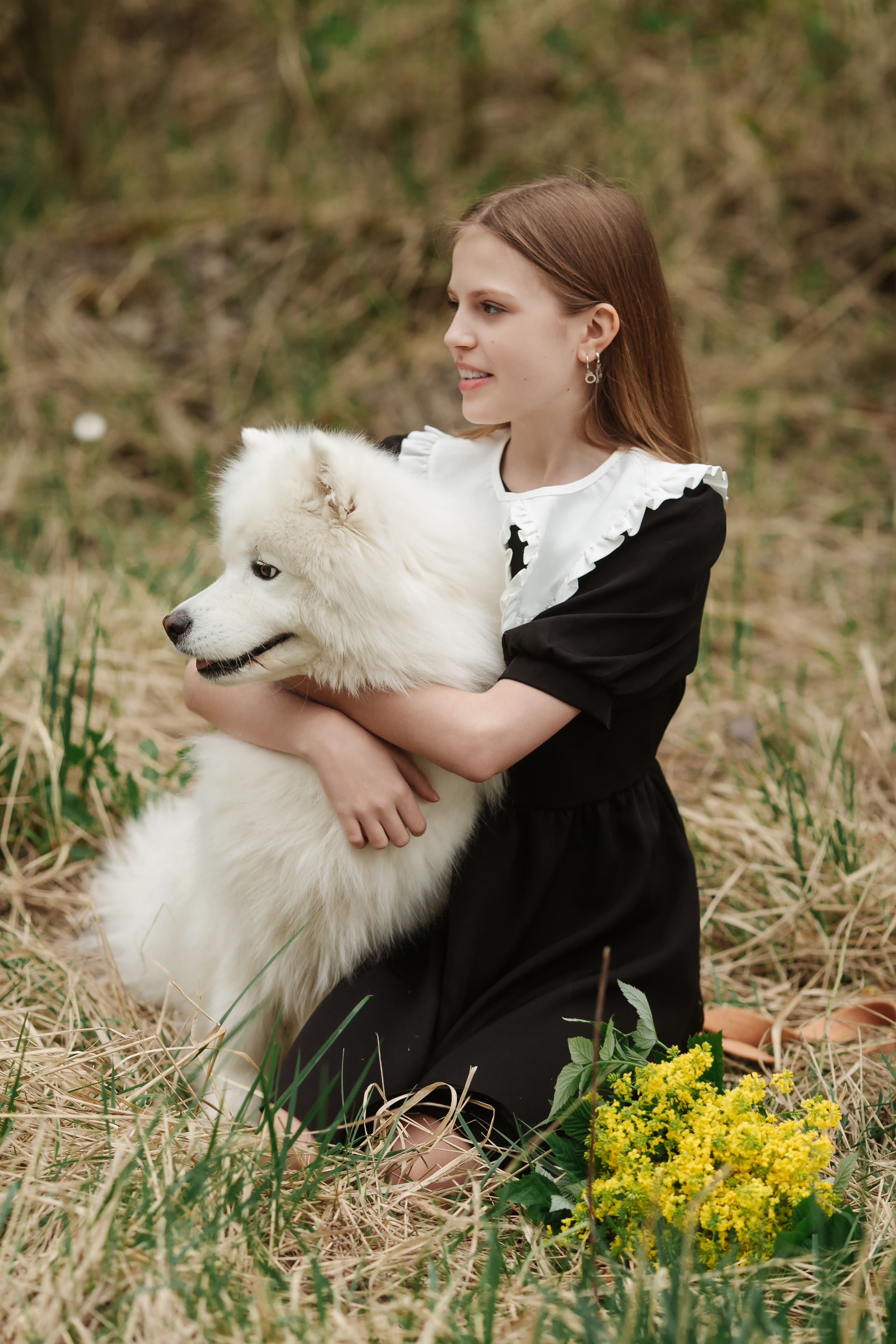 Кристина Шэр на фотосессии с белой собакой-маламутом.