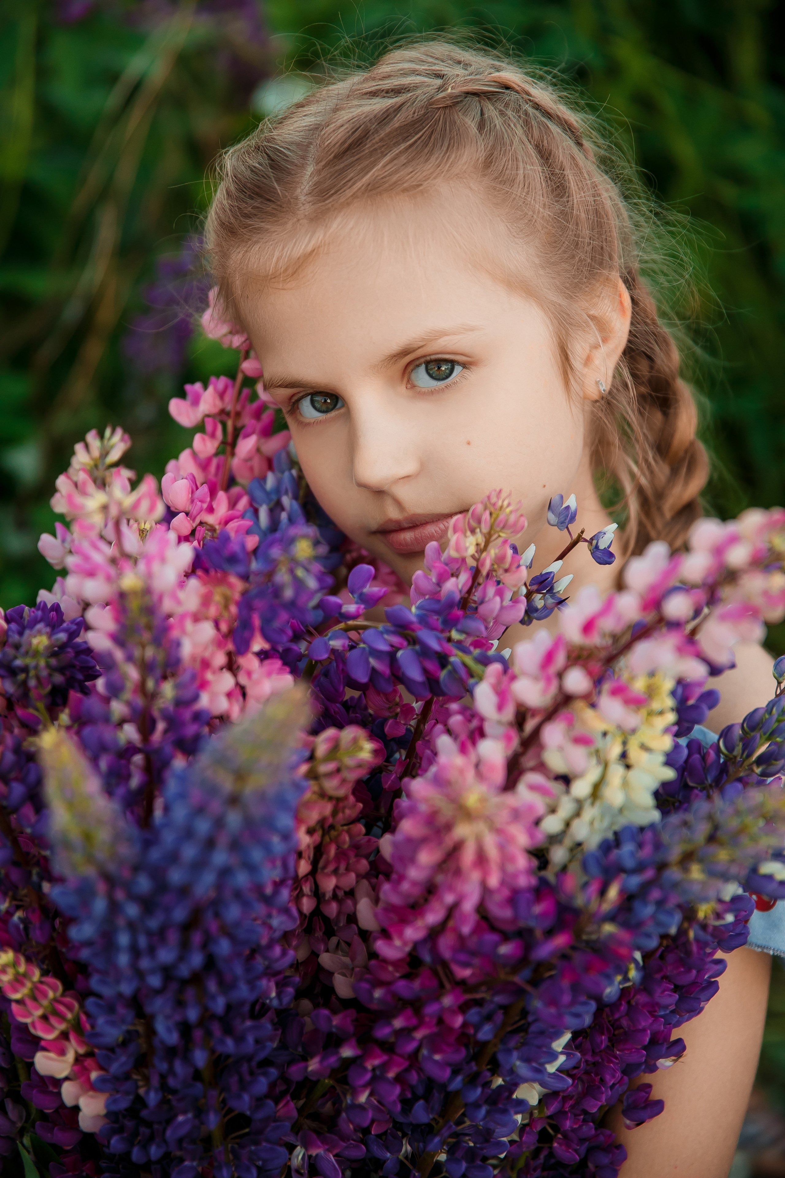 Модель-подросток Кристина Шэр на фотосессии с люпинами.