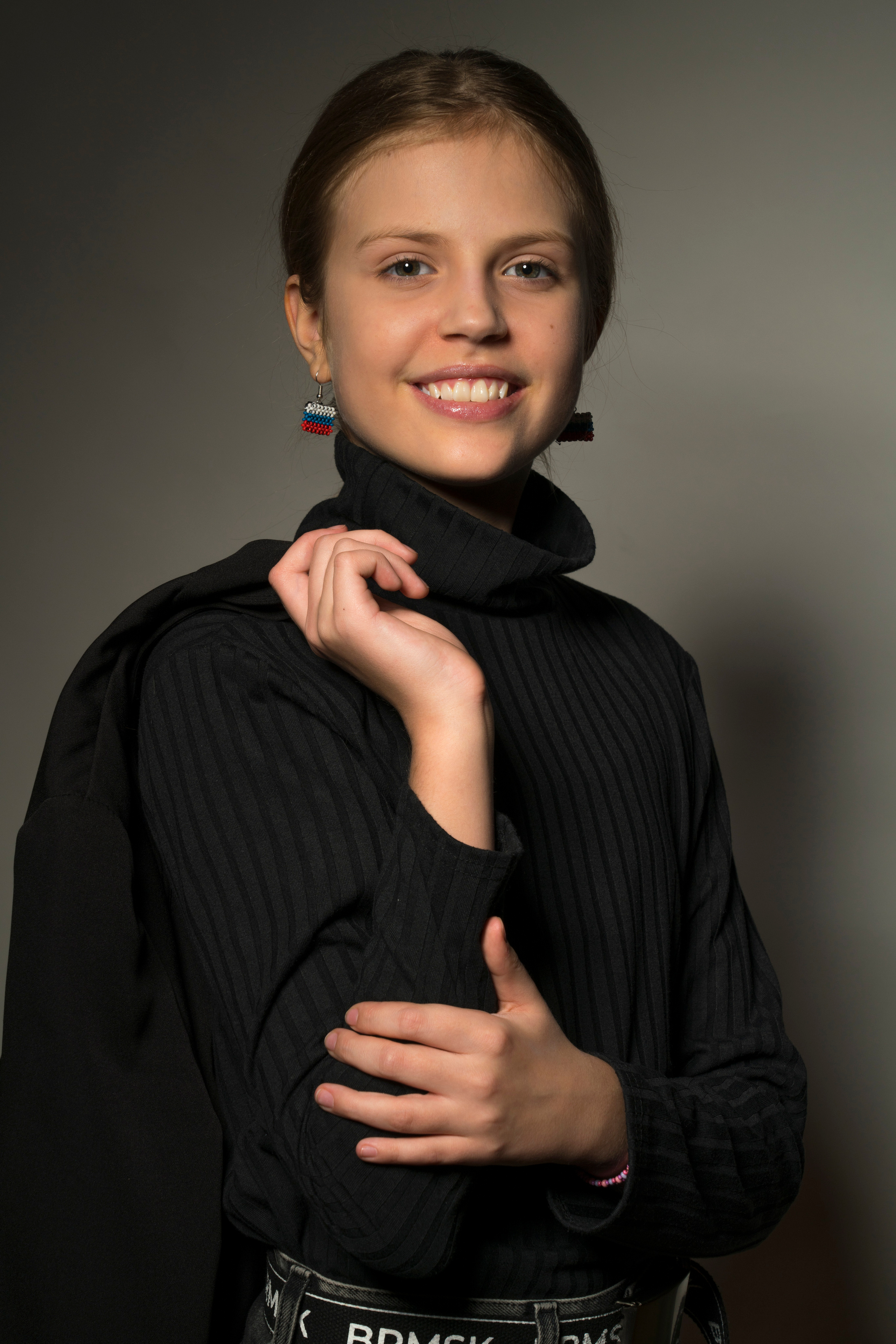 Портрет модели Кристины Шэр в чёрном пиджаке.