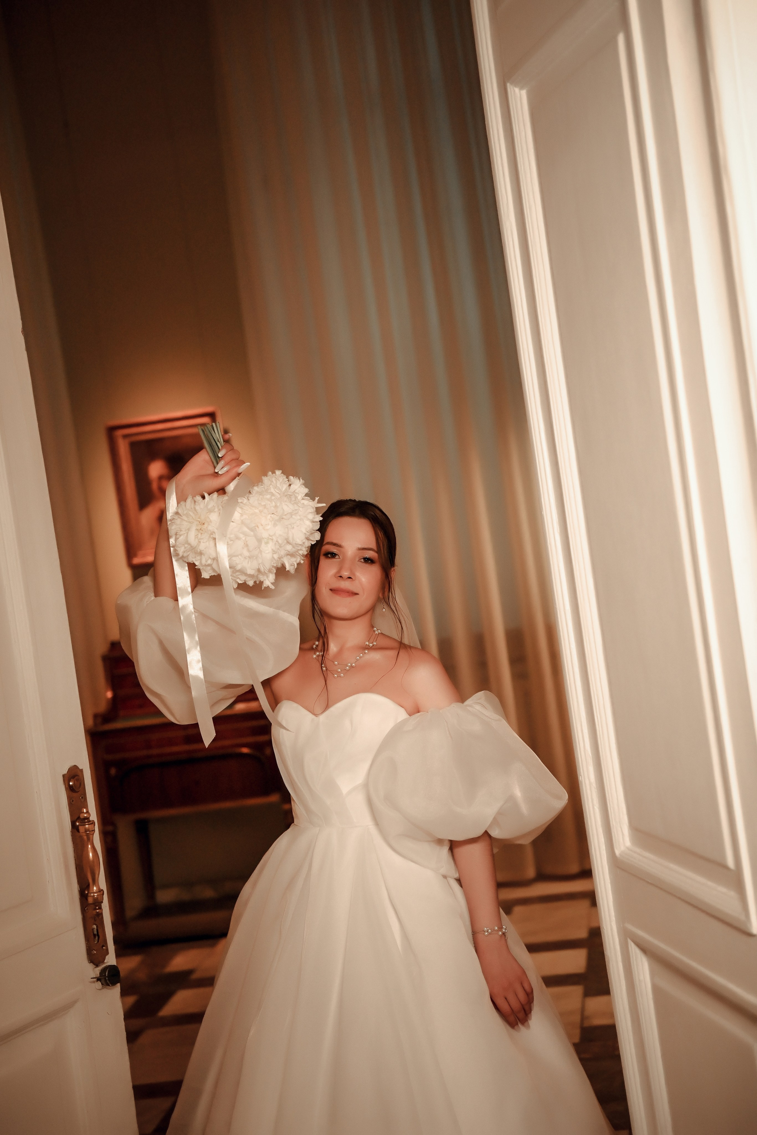 Небольшая свадебная серия в музее и прогулкой под дождем Эльмиры и Ризата. Свадебный, семейный, детский, контент фотограф в Омске Максим Ильин