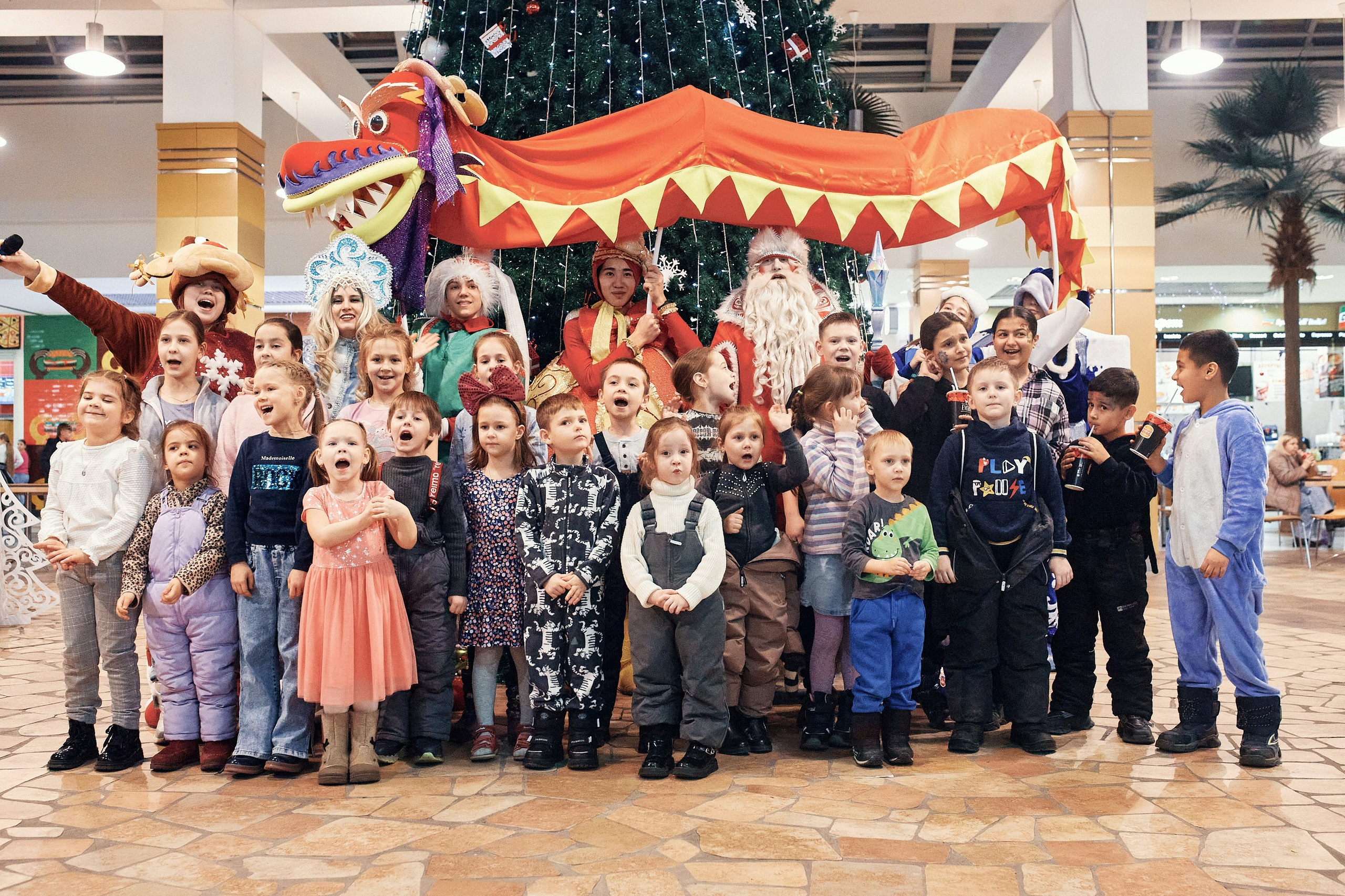 Детский новогодний праздник в ТЦ Июнь. Семейный и репортажной фотограф в Красноярске и Москве Виктор Бабинцев