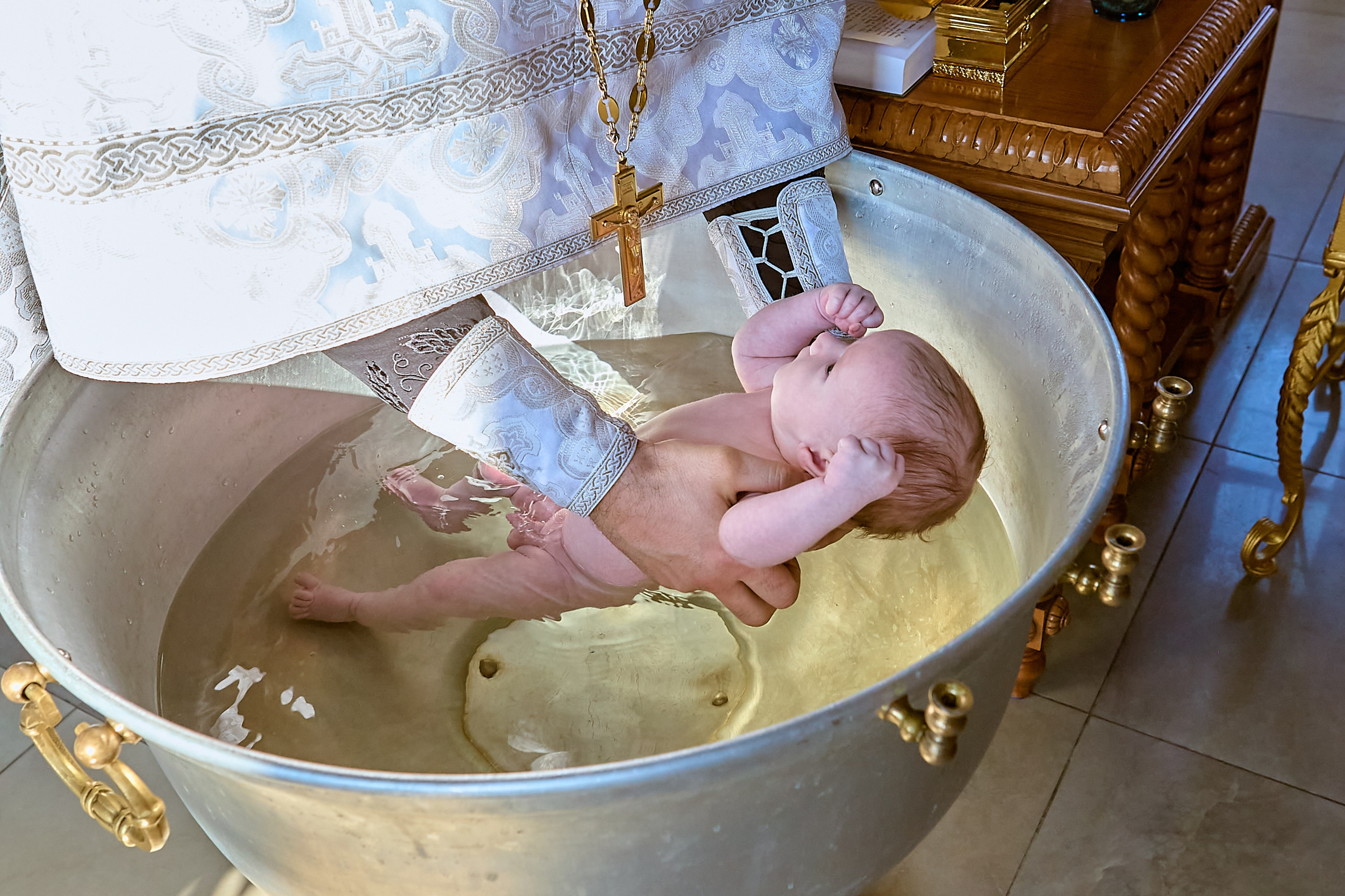 младенцем в купели, таинство крещения Фотограф на Крещение и венчание в Дзержинске