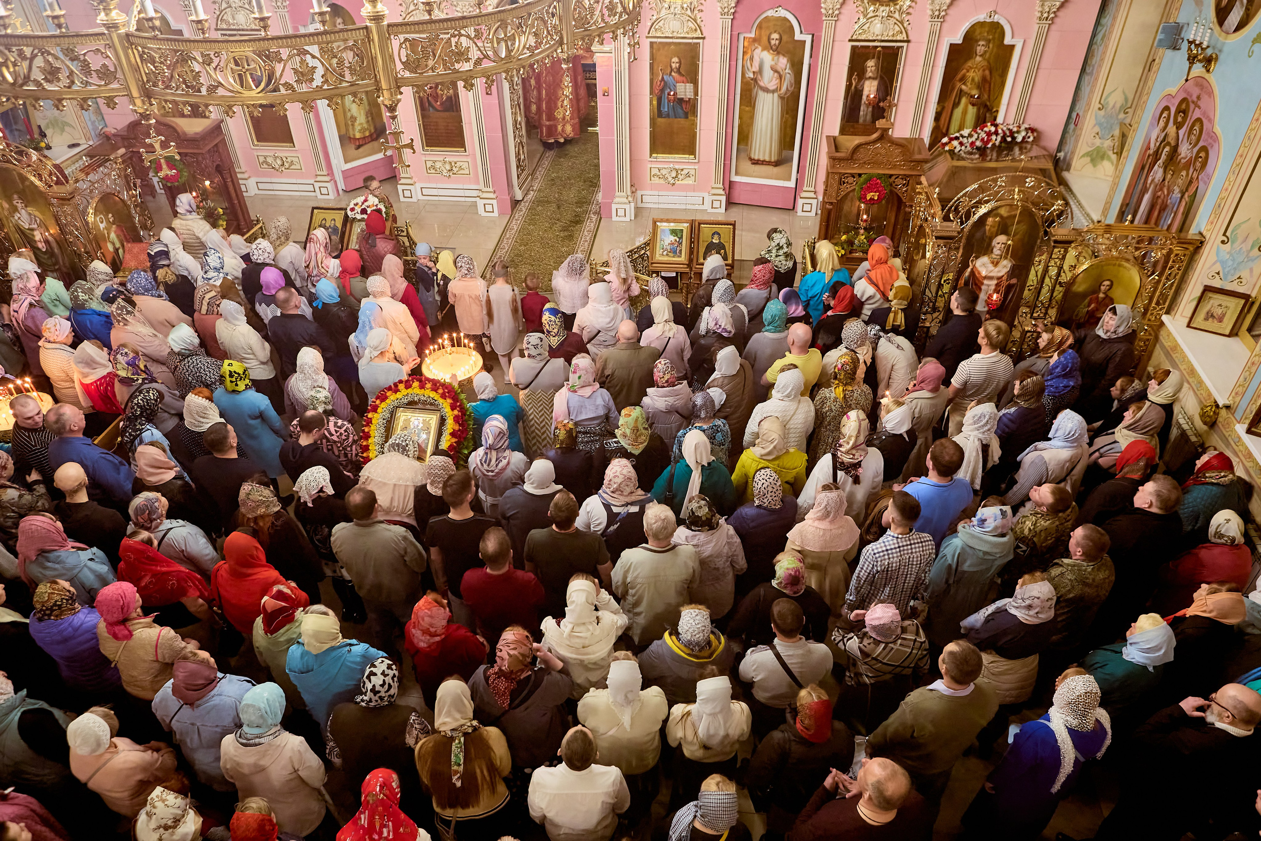 В ночь на Пасхальном богослужении в храме преп. Серафима Саровского г. Дзержинск. Фото православного портретного фотографа Николая Голованова.