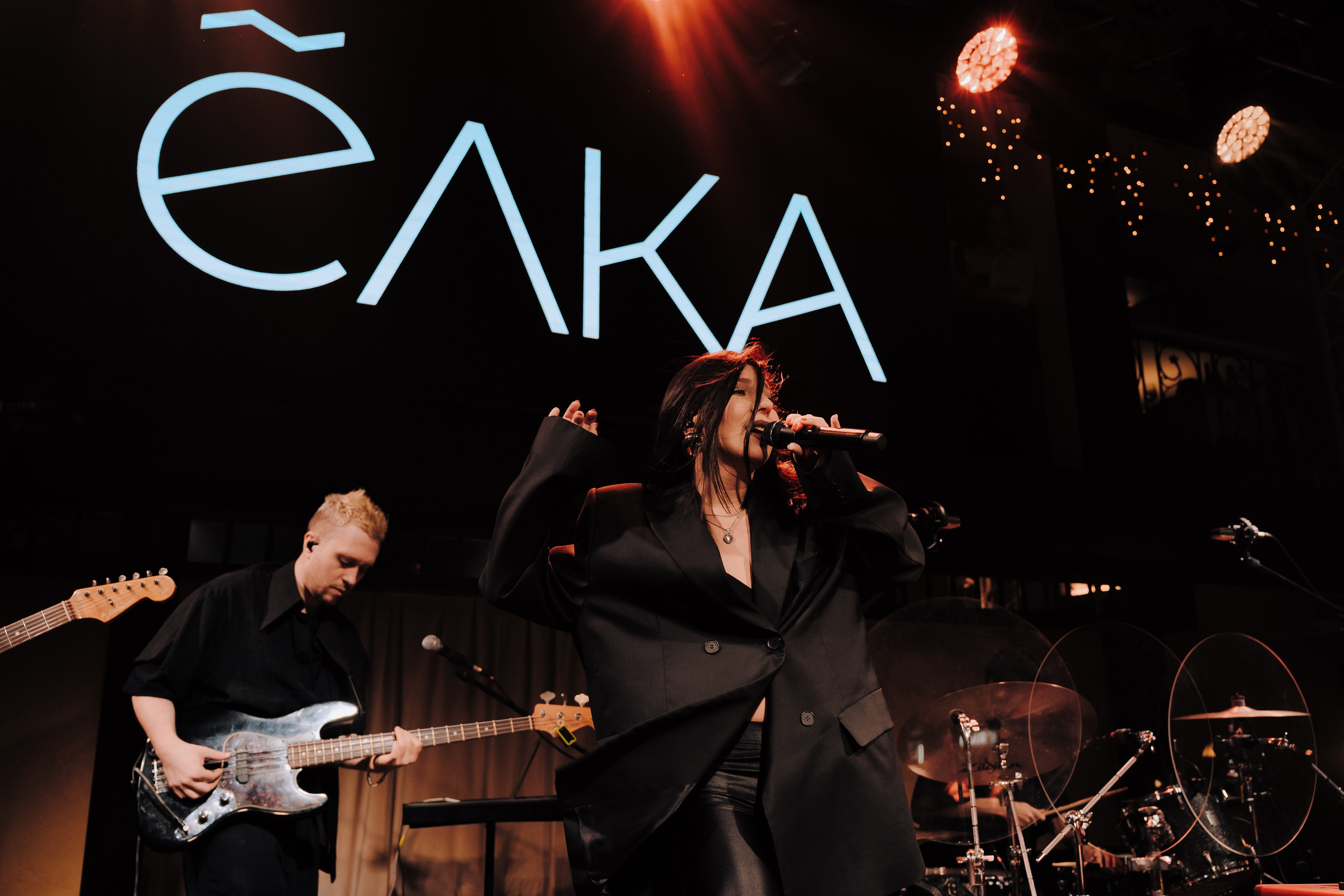 20 ЛЕТ МЕГАПОЛИС ЧЕЛЯБИНСК ХЕДЛАЙНЕР ЕЛКА. Репортажный фотограф Зуев Роман г. Челябинск