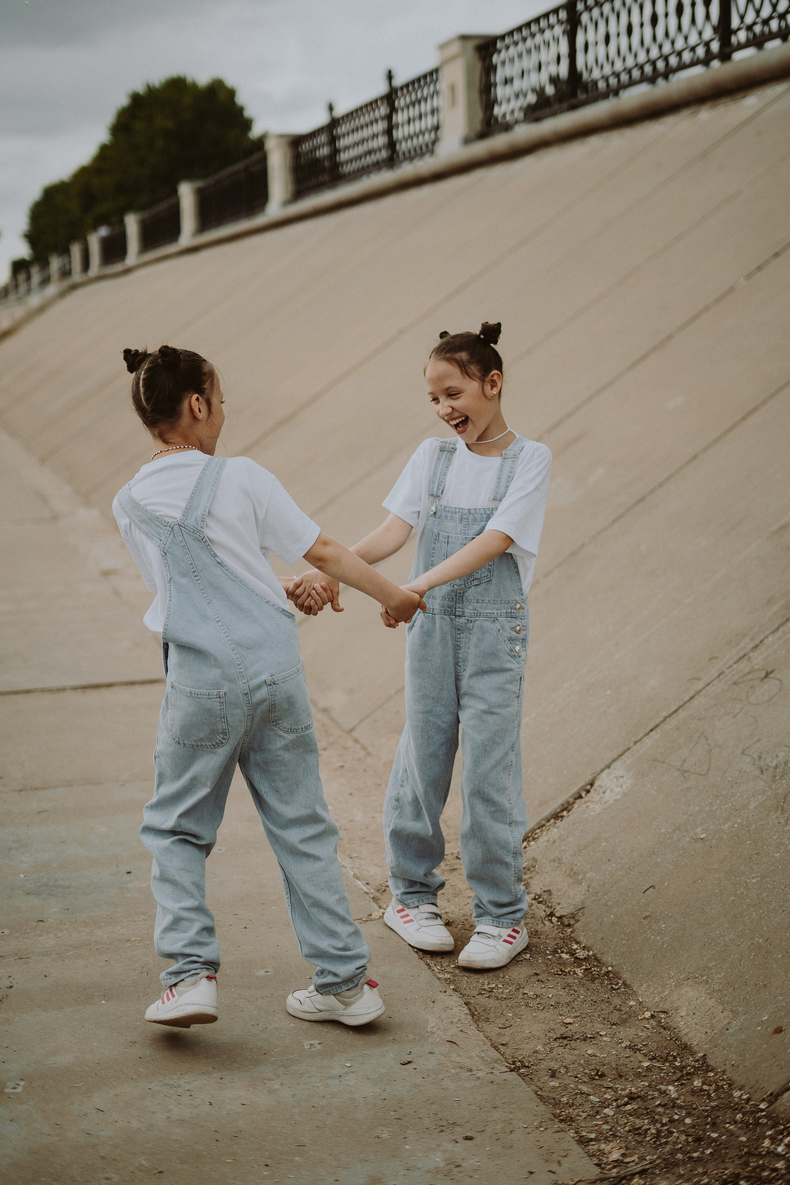 Летняя фотосессия близняшек. Фотограф сахалин