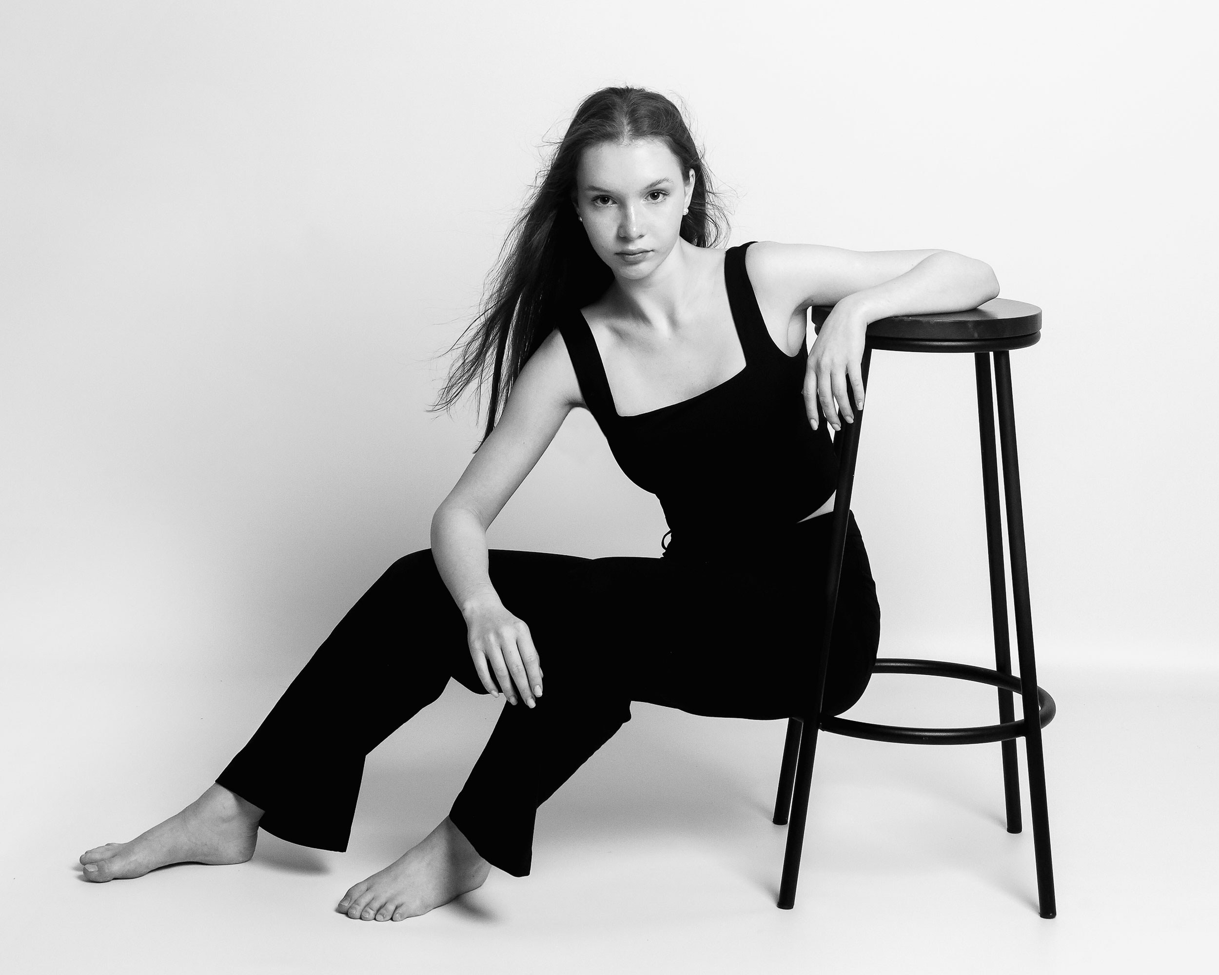 позирование сидя для девушки в брюках