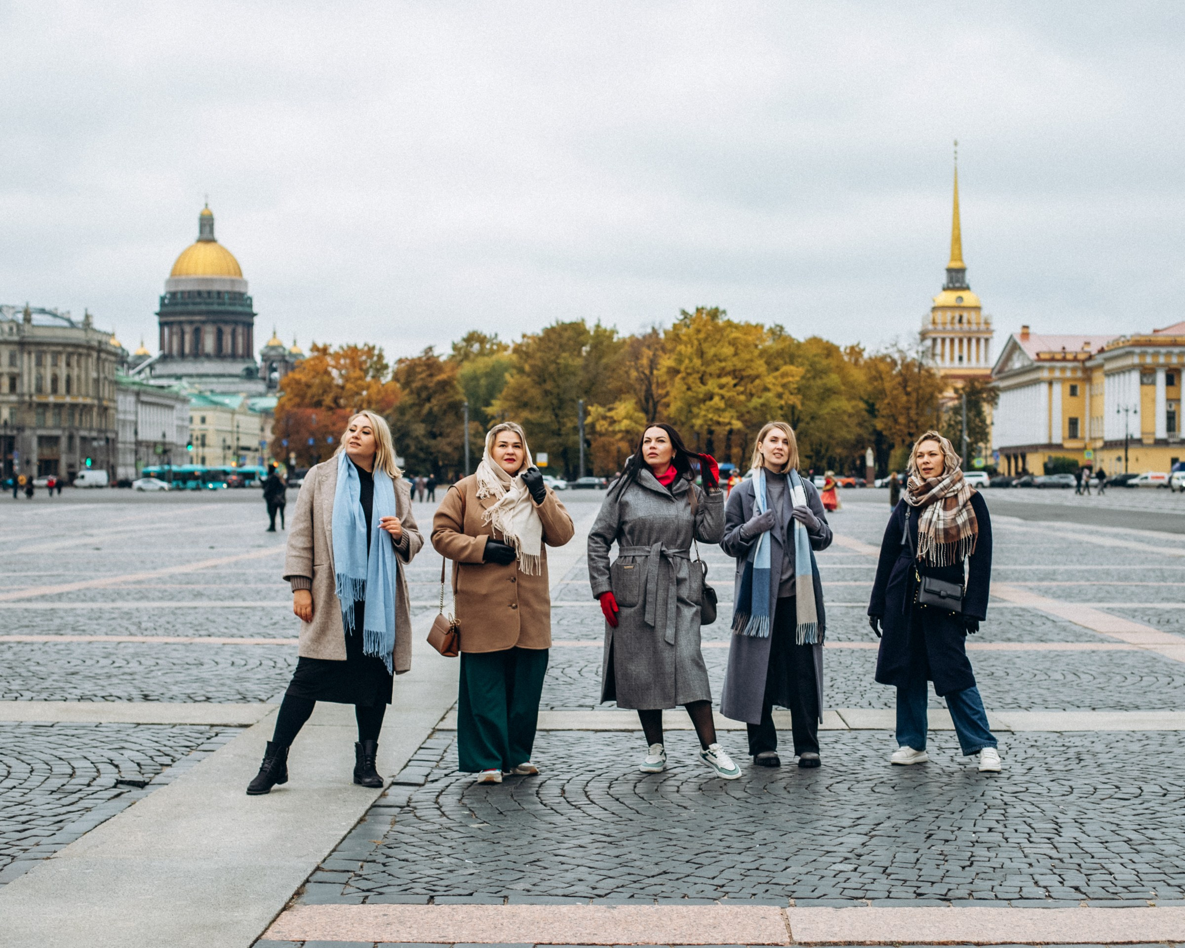 Маргарита с подругами в октябре. Фотопрогулка в Петербурге. Индивидуальный и семейный фотограф в Санкт-Петербурге