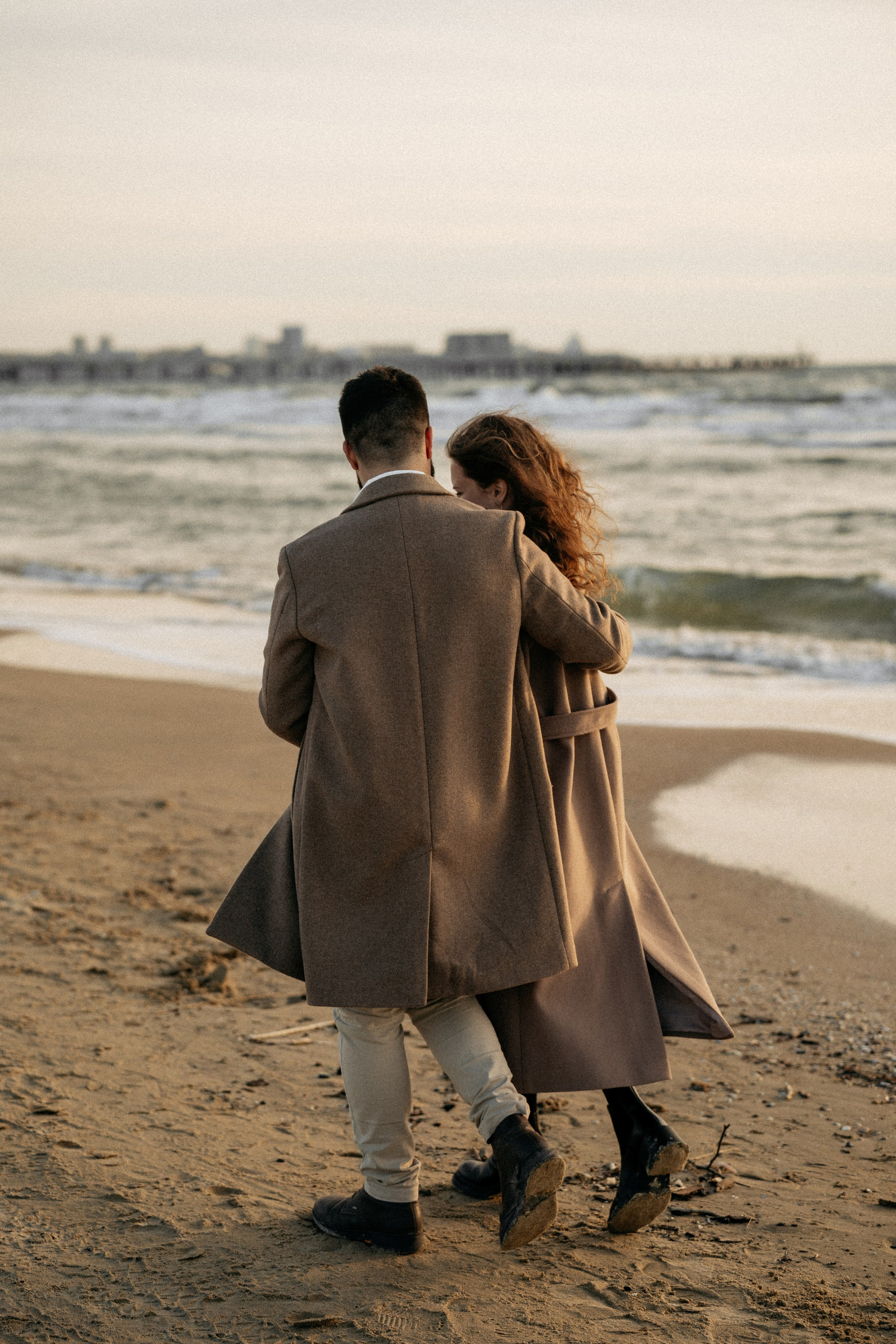 Съемка помолвки в Анапе с видом на Черное море — романтическая фотосессия, барханы, горы Анапы, заказать фотосессию