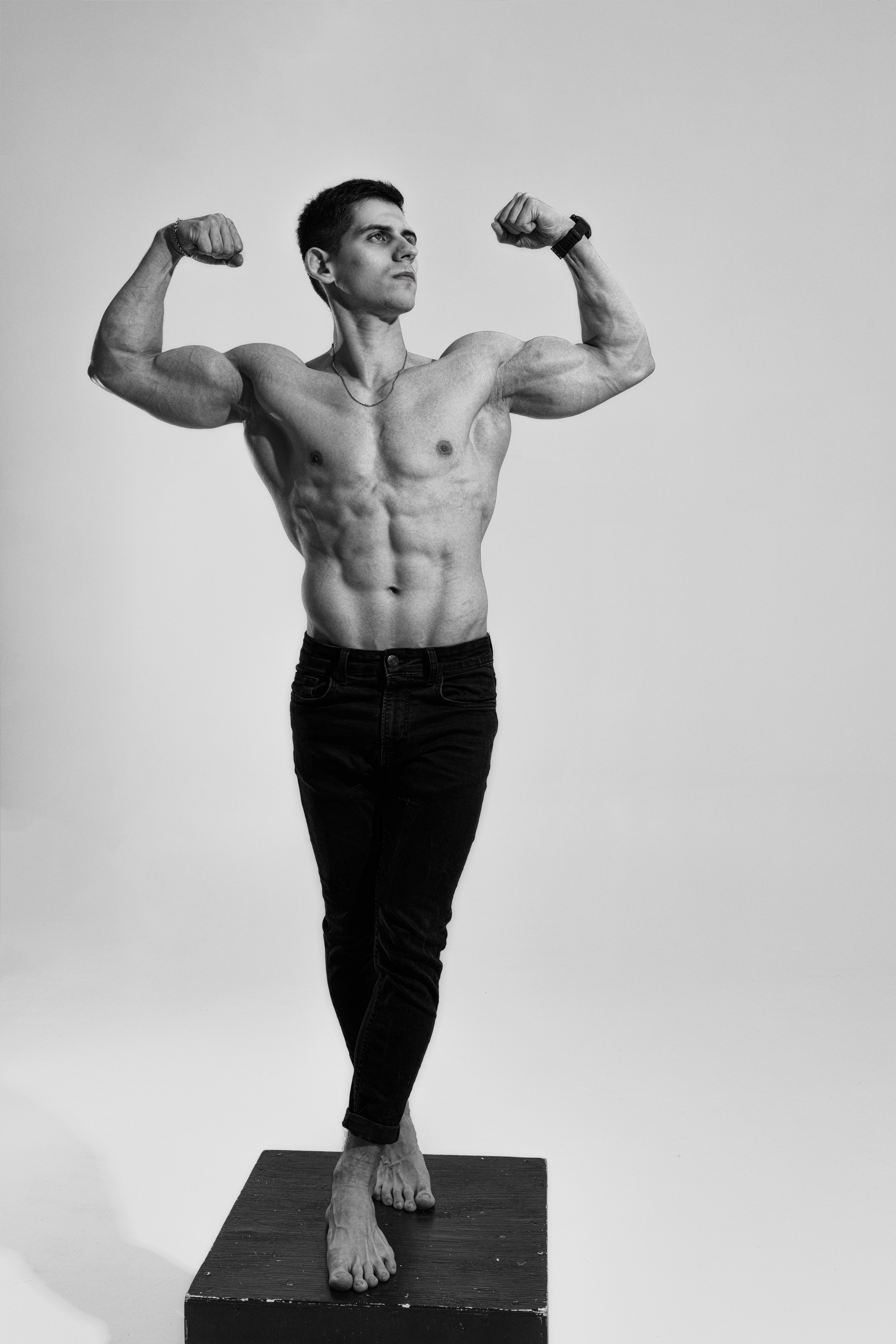 Съемка с Владом на циклораме с импульсным светом для себя и контента. Дмитрий Шульгин, портретный фотограф в Воронеже