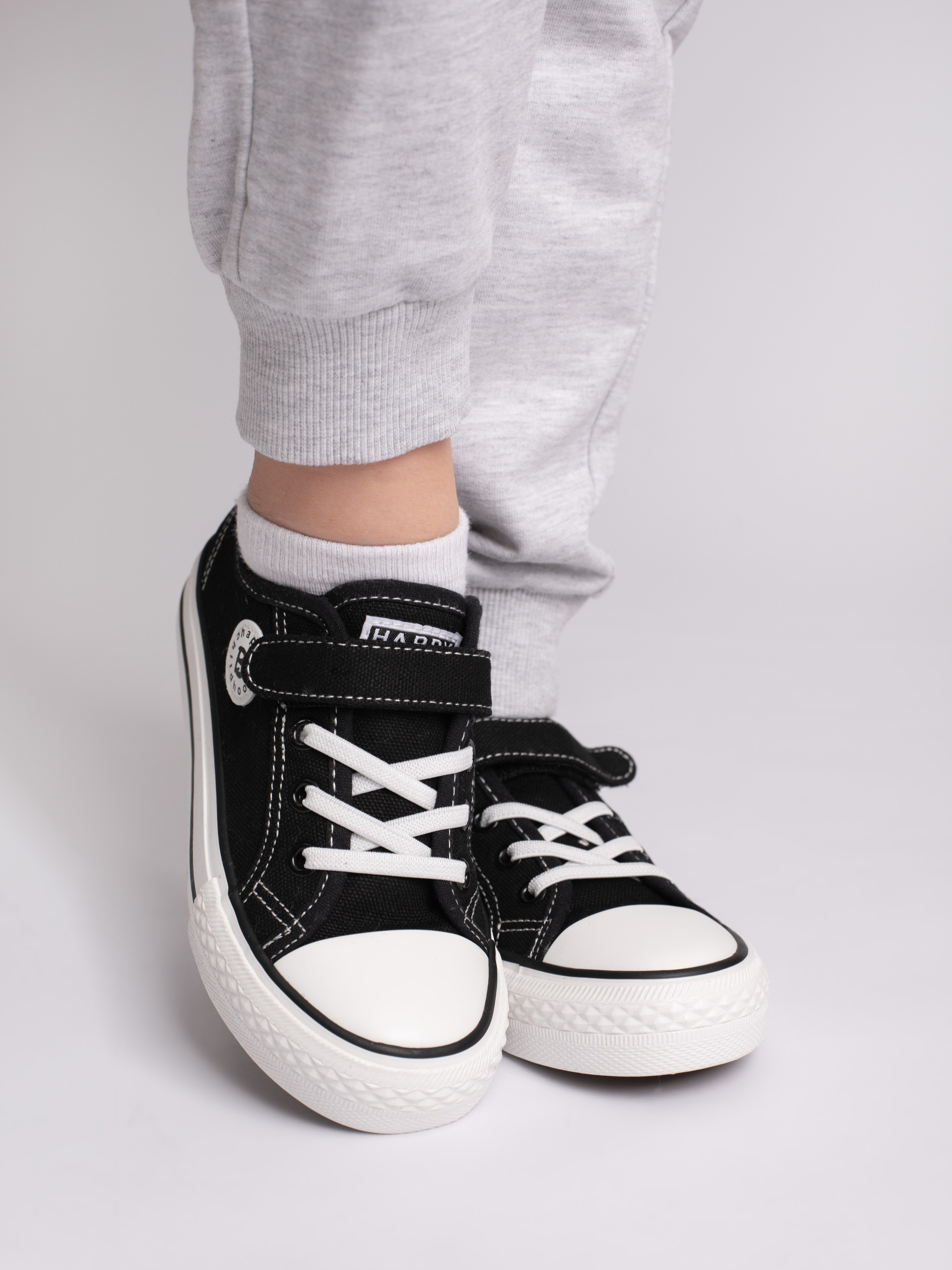 Детские кеды. Фотостудия предметной и модельной съёмки для маркетплейсов