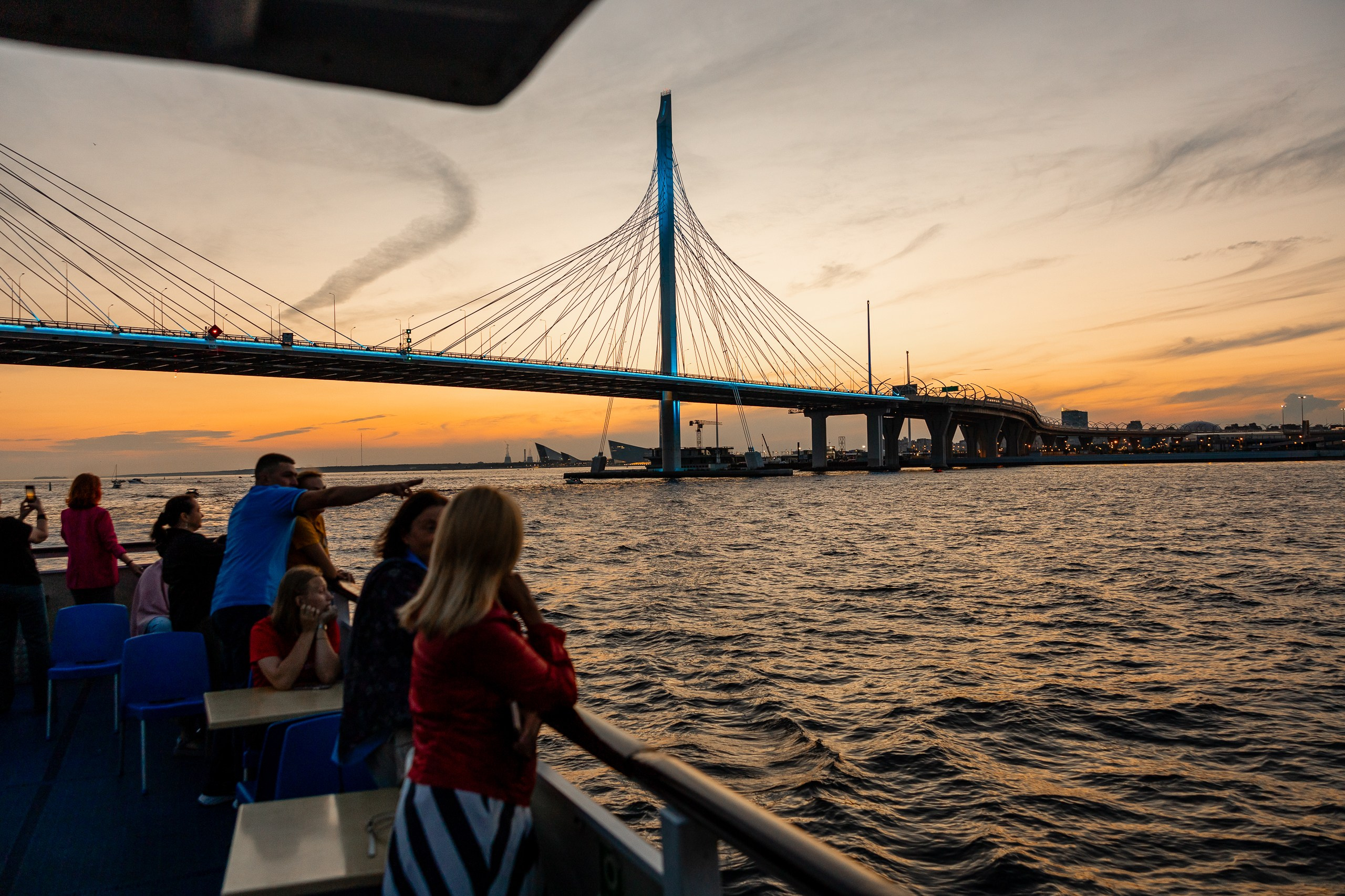 Закат с борта теплохода с видом вантового моста ЗСД