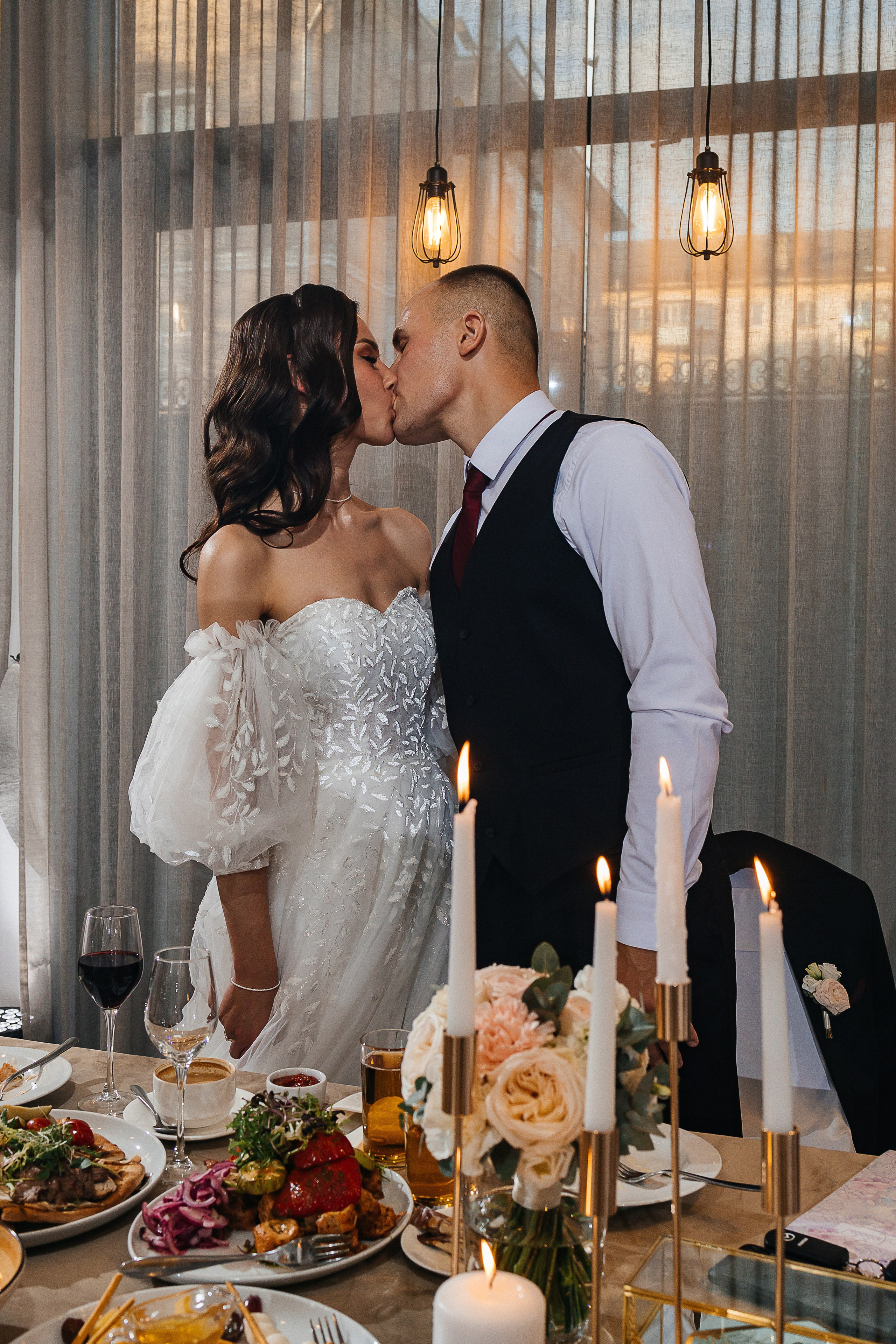 Волшебное утро невесты в номере отеля. Олег Сверчков | Свадебный фотограф Вологда