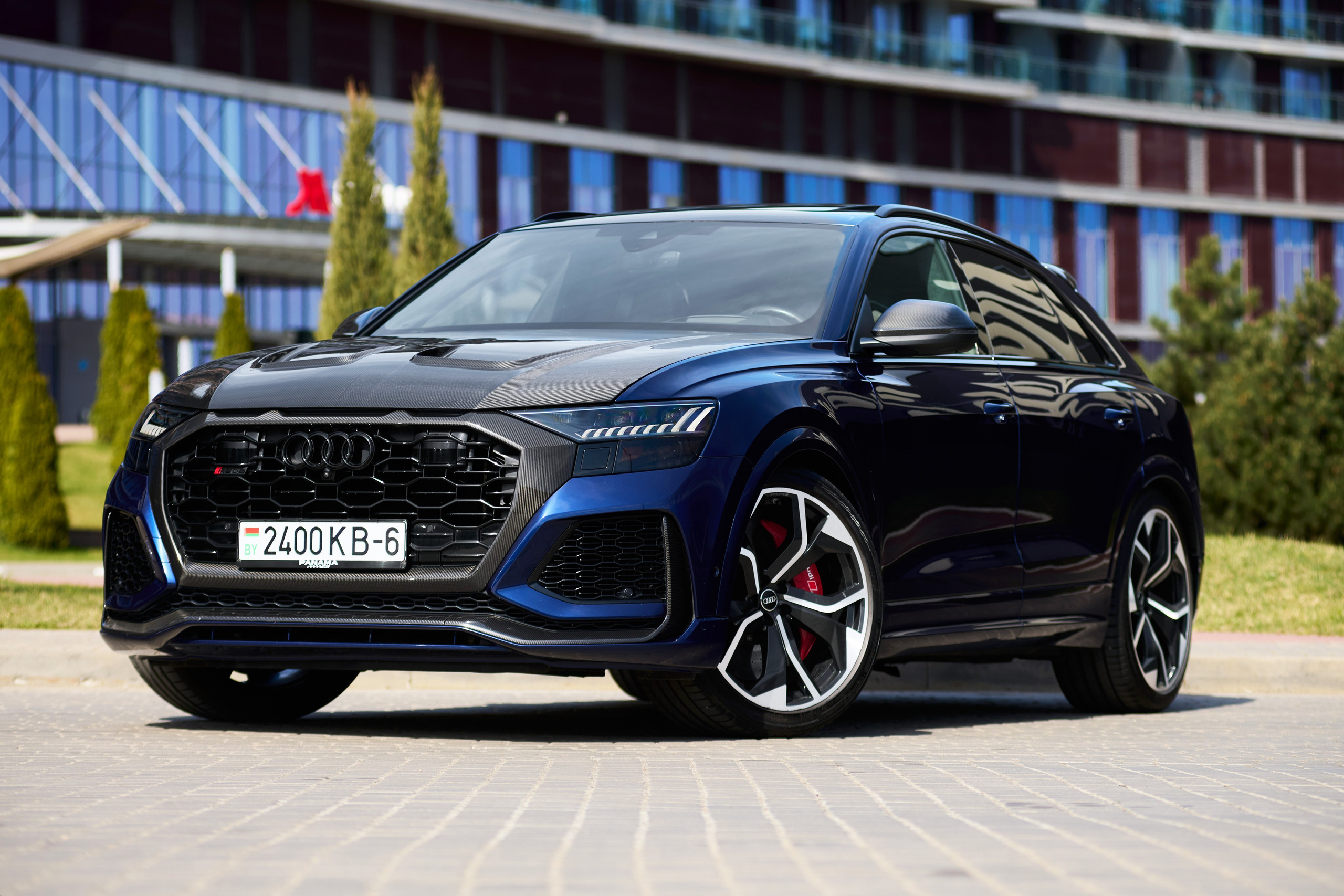 Синий Audi RS Q8 Stage 1 с карбоновым капотом, передний левый ракурс