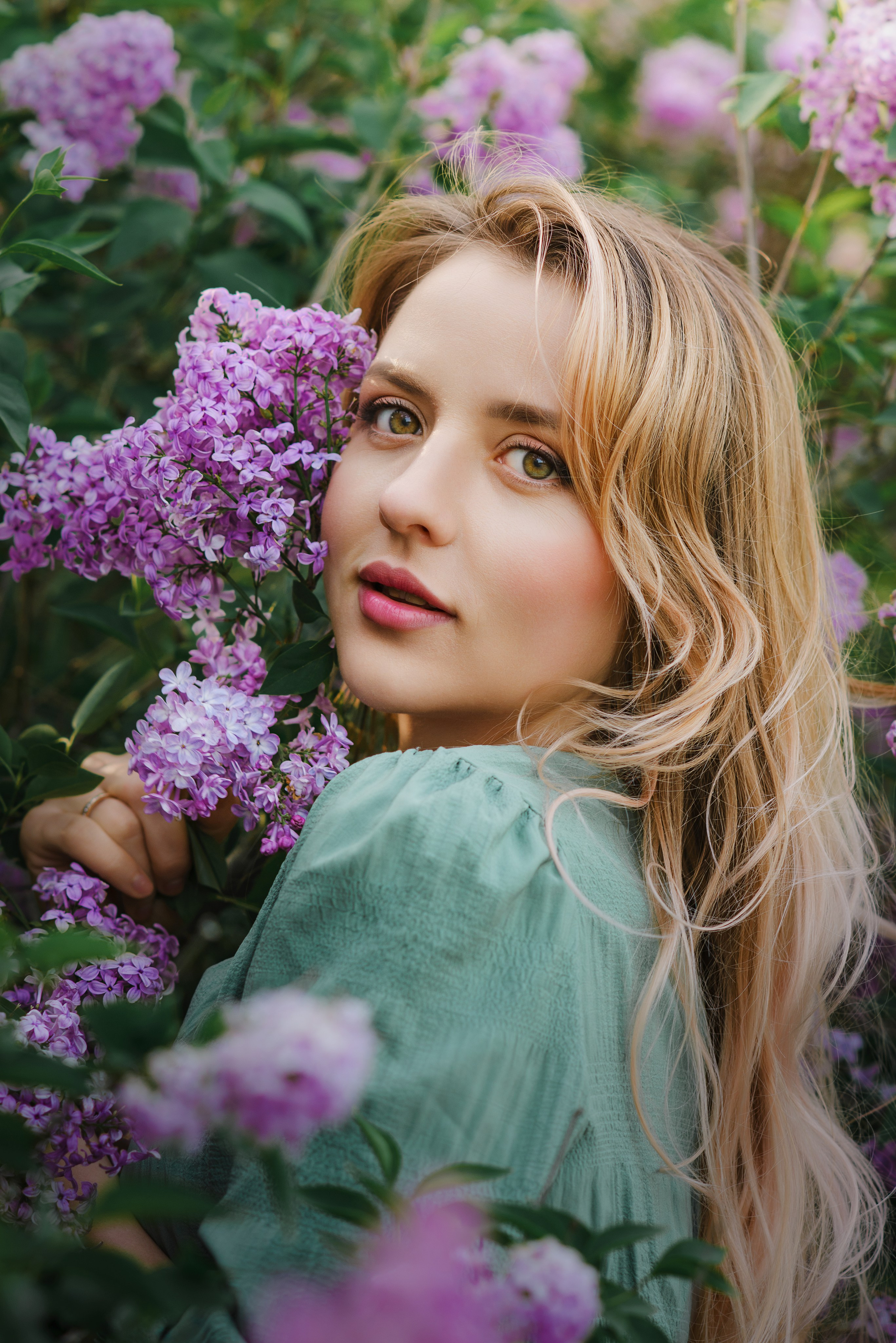 Прогулочная портретная фотосессия в сирени. Портрет девушки в сирени. Фотограф в Симферополе и по Крыму Ольга Топоривская.