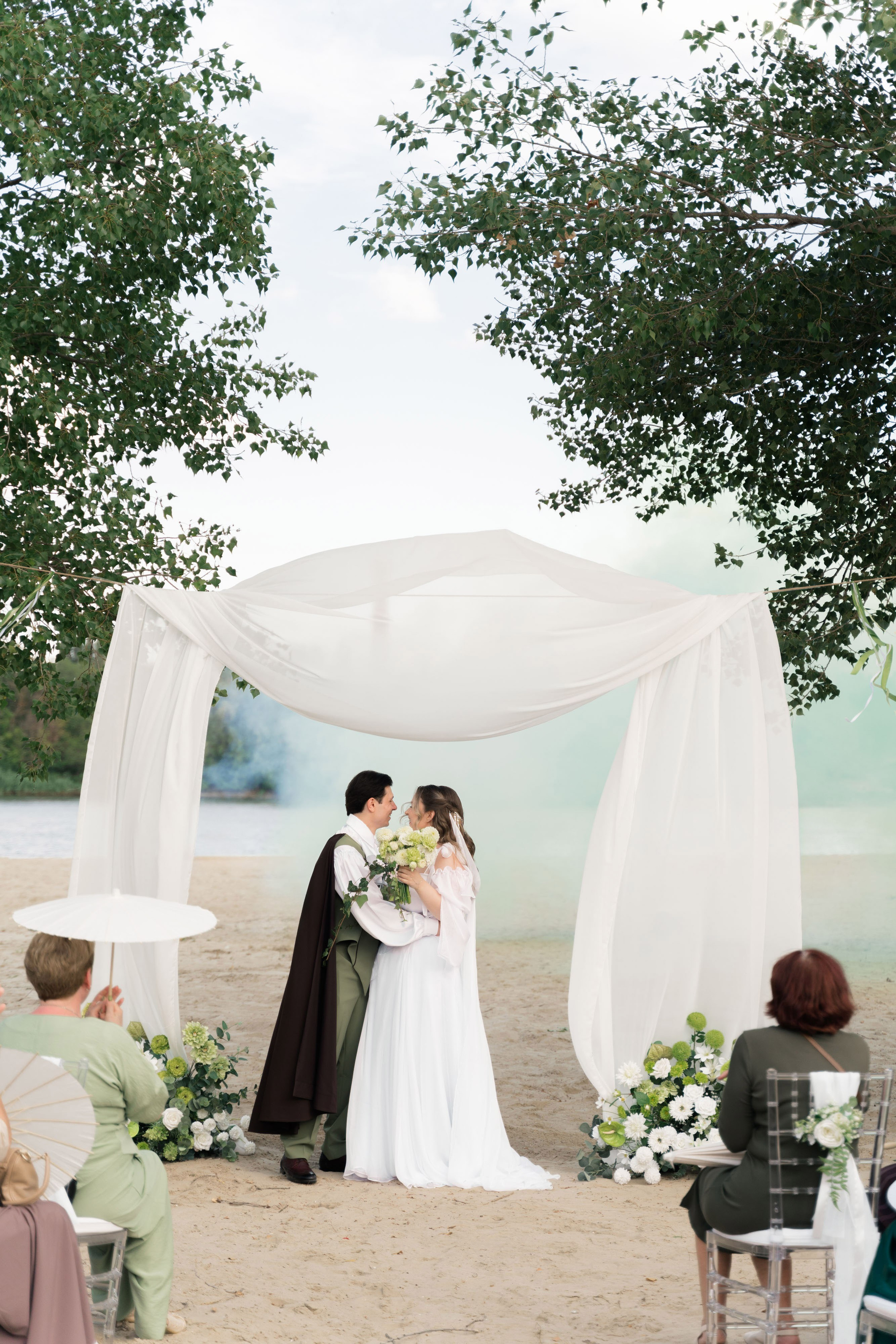 свадебная фотосессия с цветным фонтаном на берегу реки