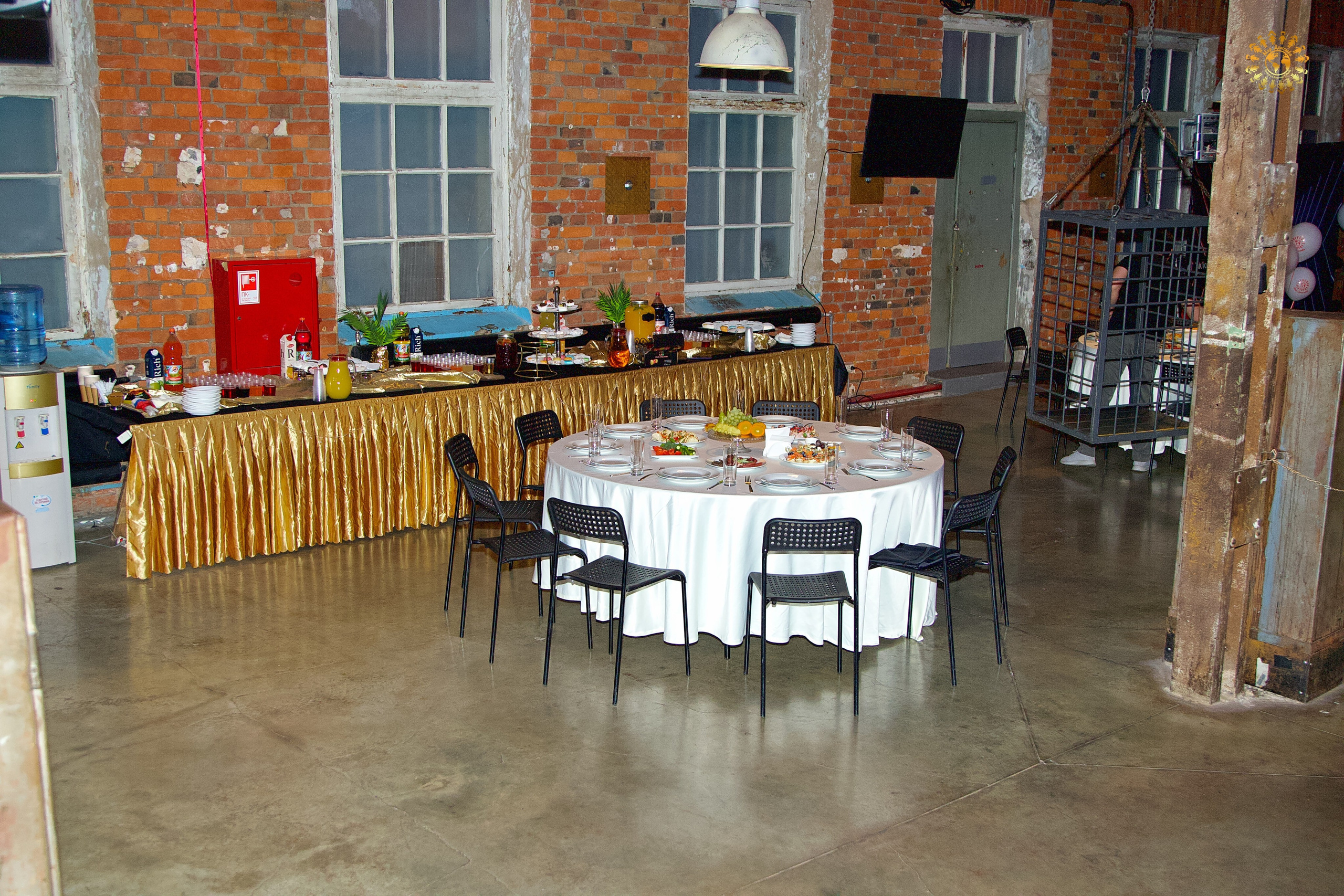 Выпускной 2023 (9-й класс, школа № 46). Loft Urban. Москва. Репортажная съемка в Москве и области. Анималистика