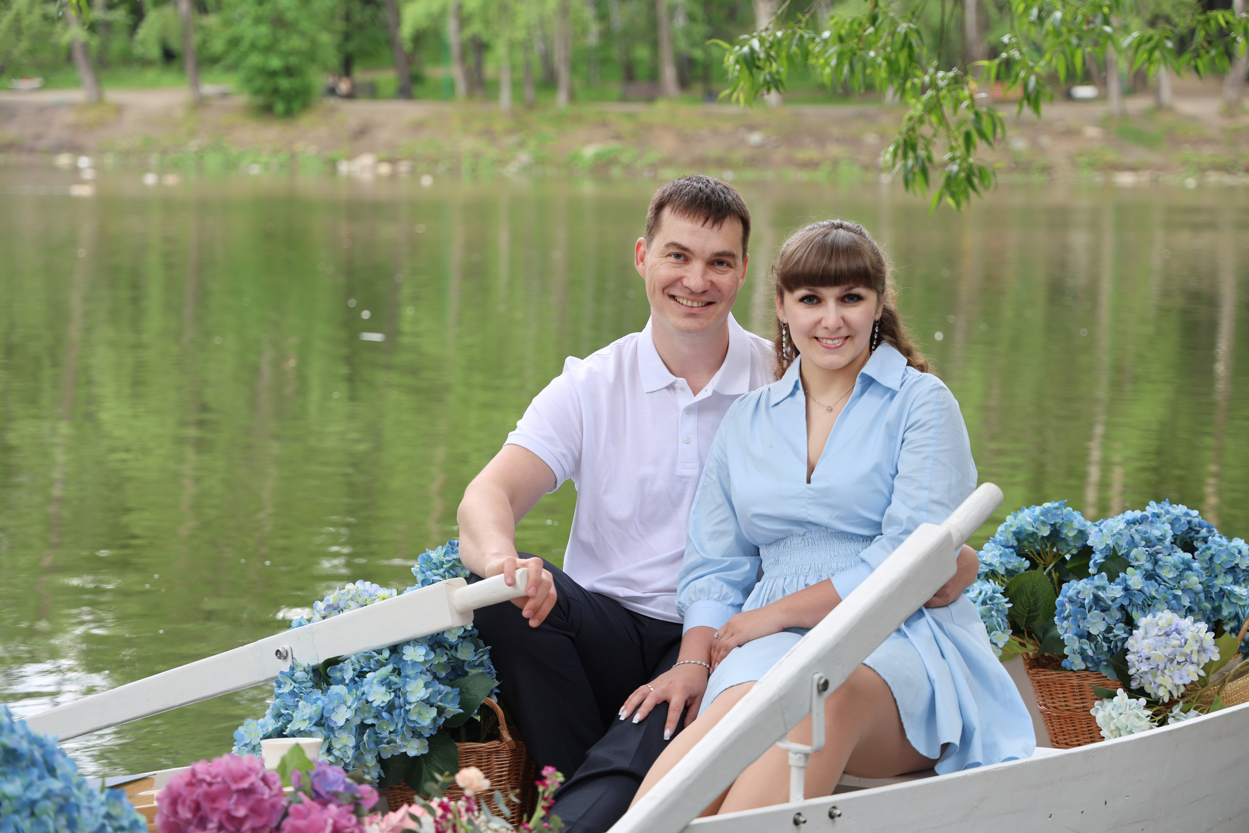 Фотосессия в лодке, лодка, озеро, платье, книга, шляпа, зонт, перчатки, весла, лето. Свадебный, семейный, женский и детский фотограф из Екатеринбурга