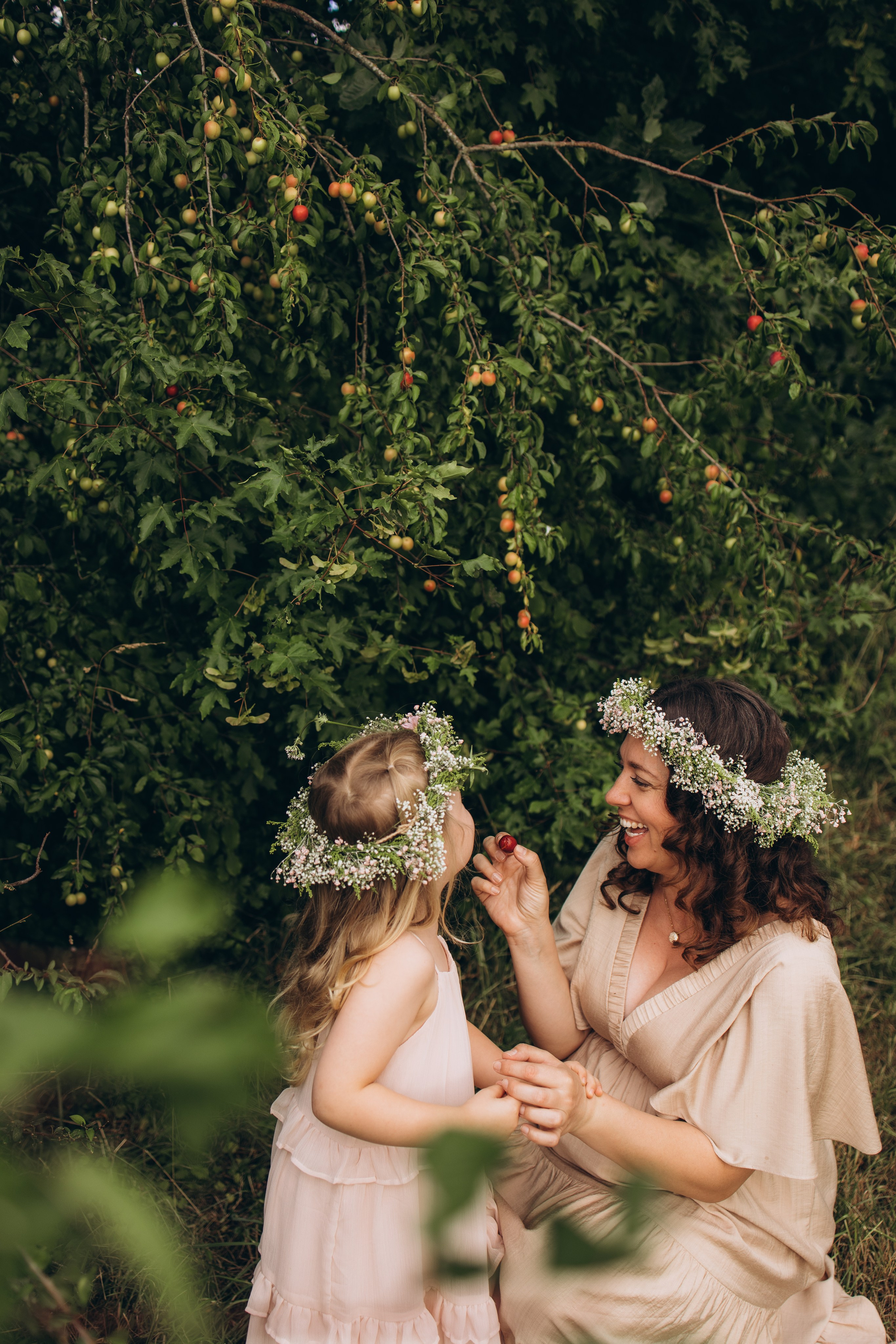 Babybauch-Shooting im Grünen. Fotografin in Erlangen, Nürnberg und Umgebung