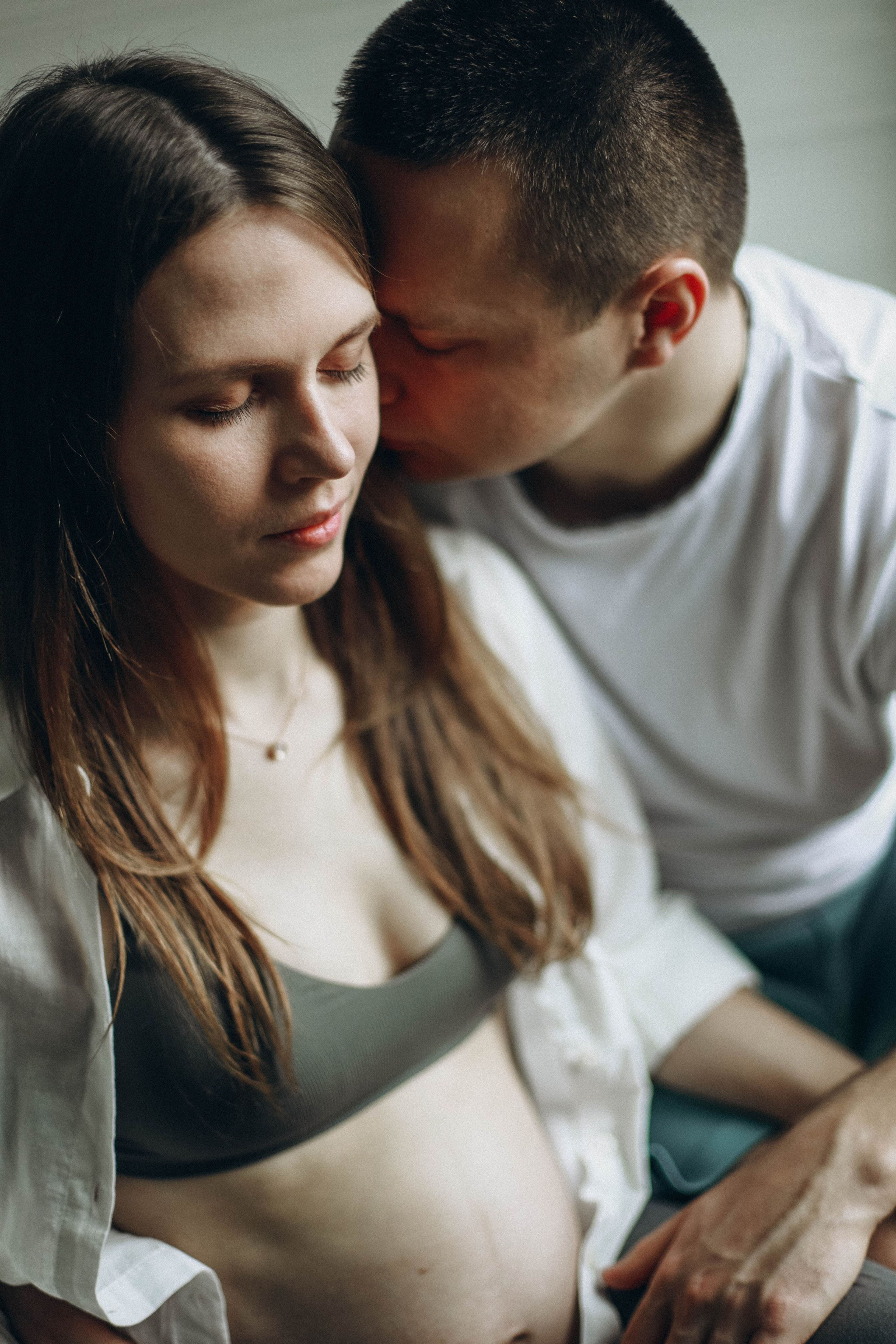 Babybauch-Shooting zu Hause. Fotografin in Erlangen, Nürnberg und Umgebung