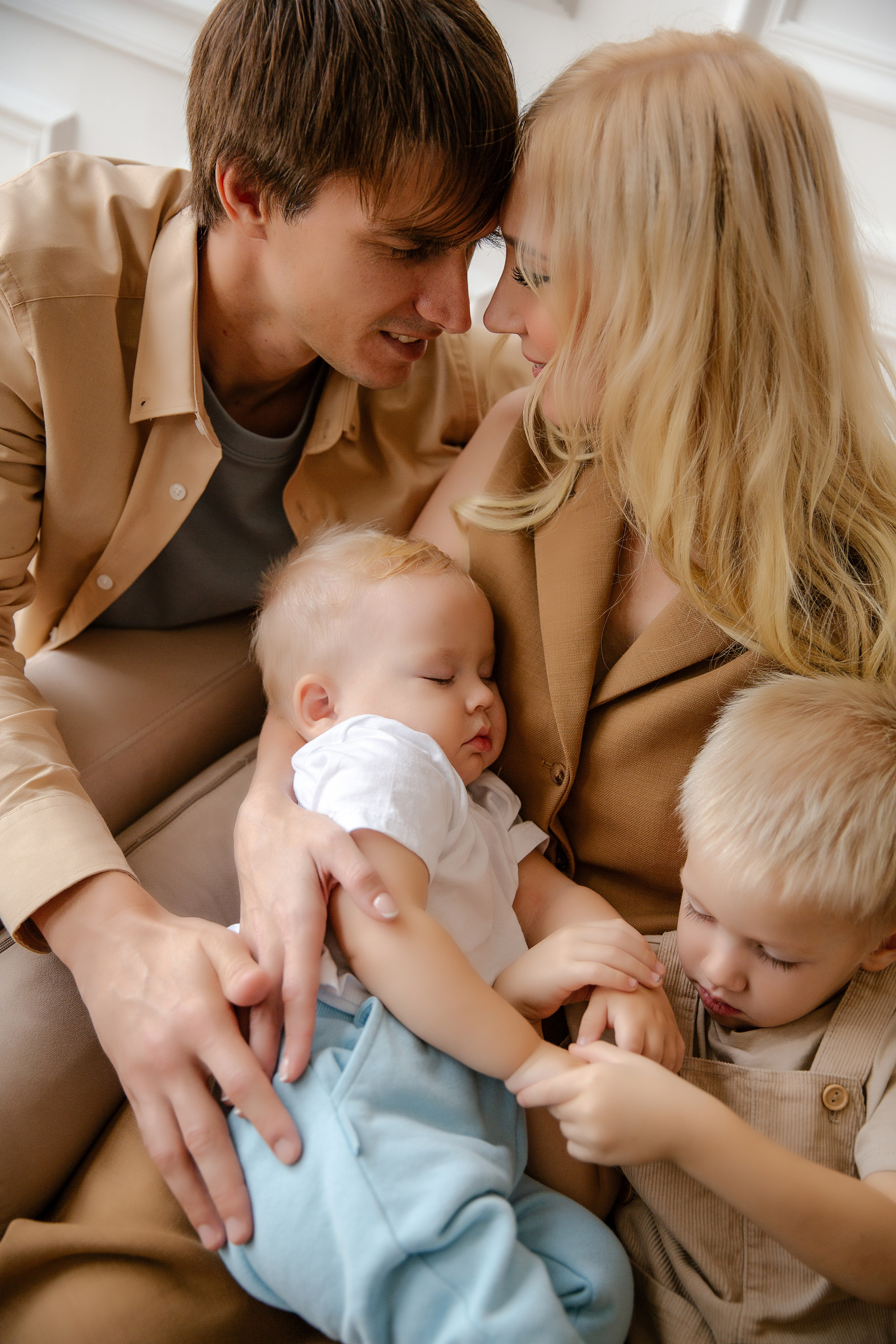 Фотосессия большой семьи в студии