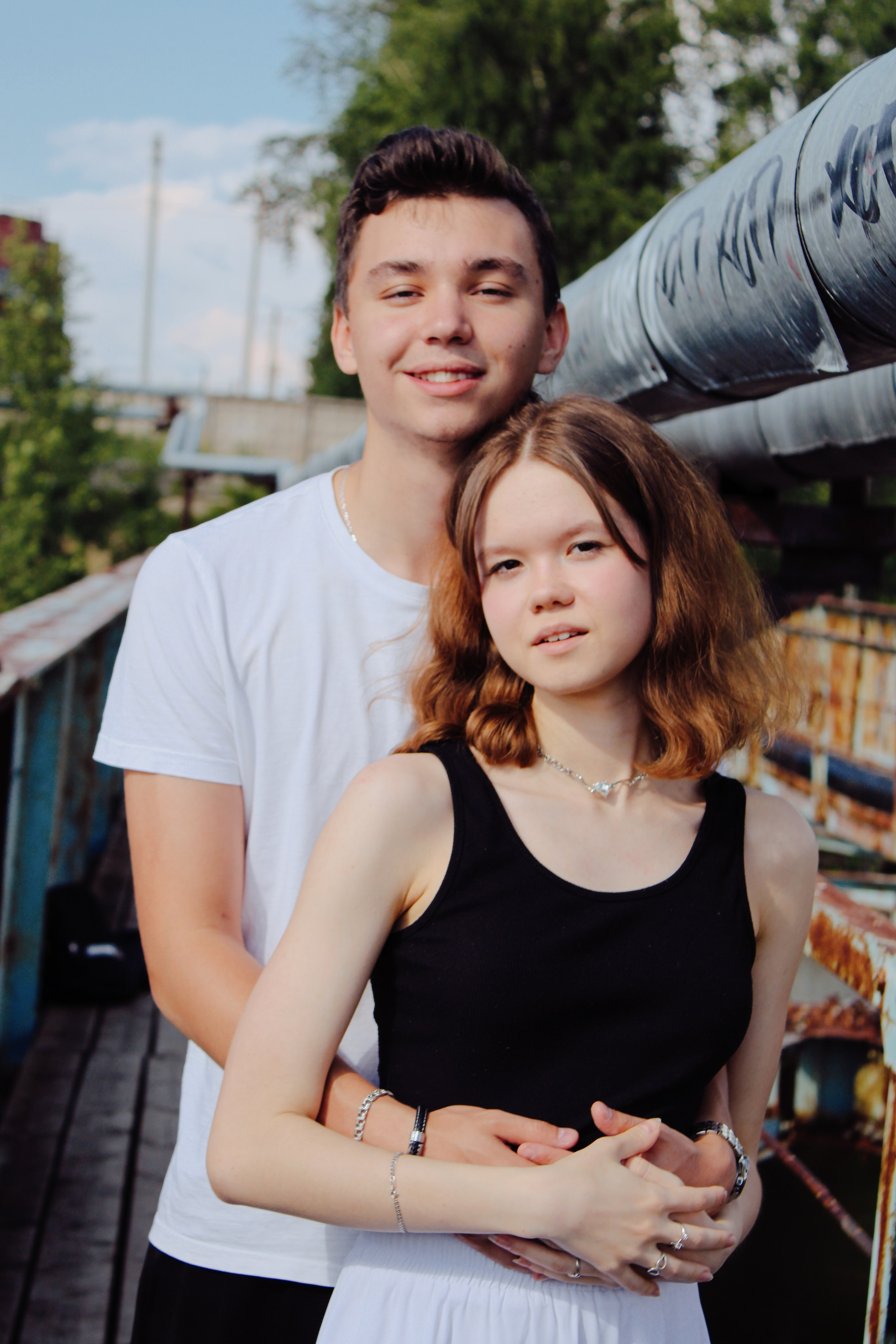 Парень и девушка. Семейная пара стоит вместе. Красивая фотография